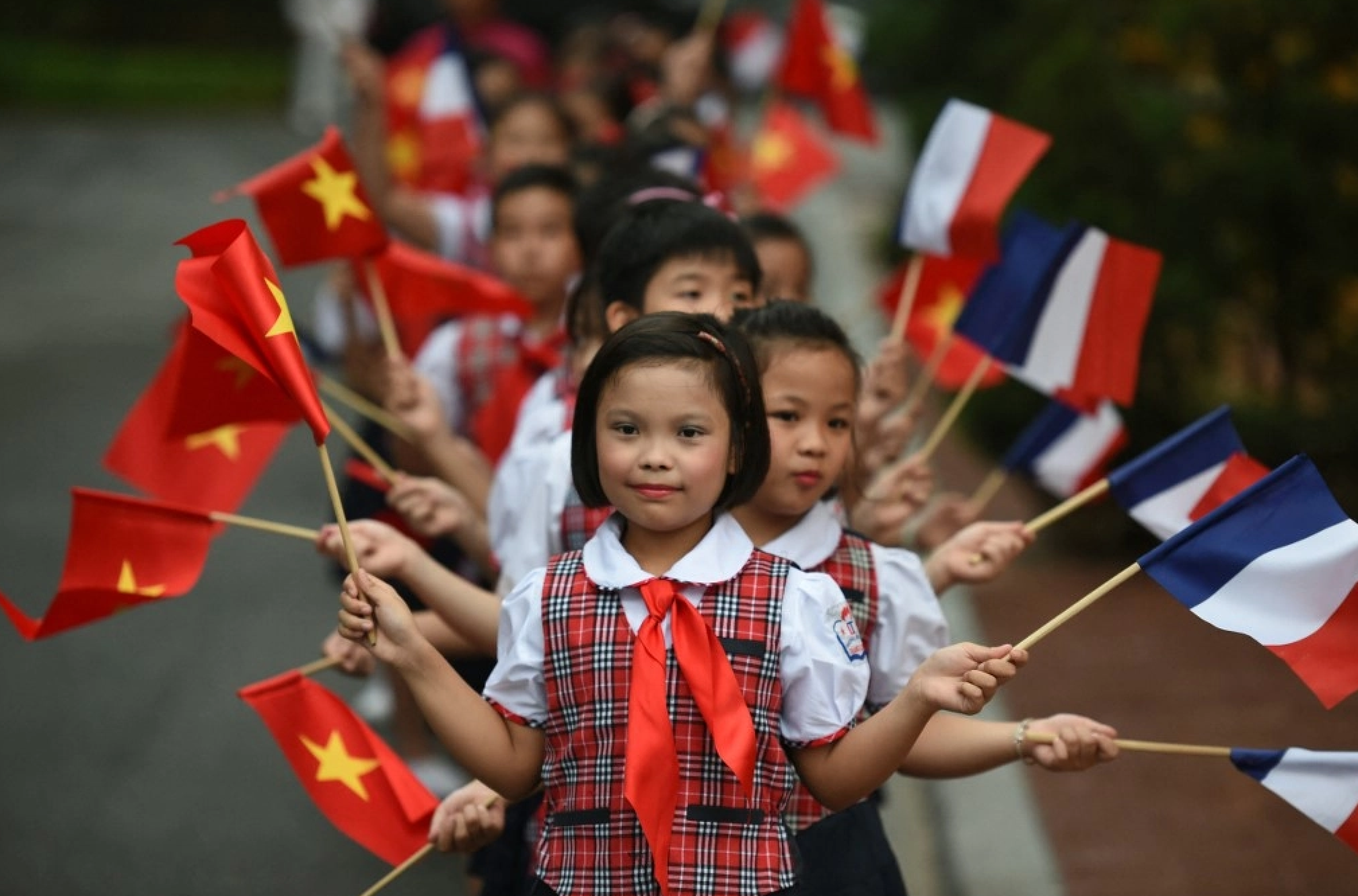 jeunes enfants portant des drapeaux de la France et du Vietnam