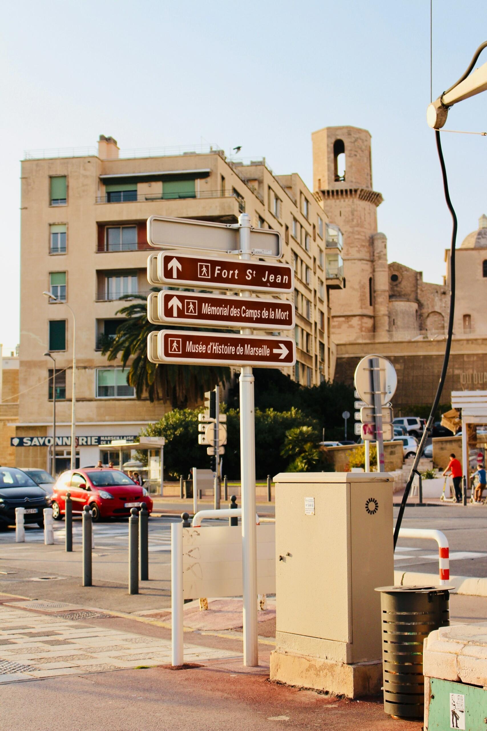 Photo d'une rue de Marseille avec des panneaux d'indications