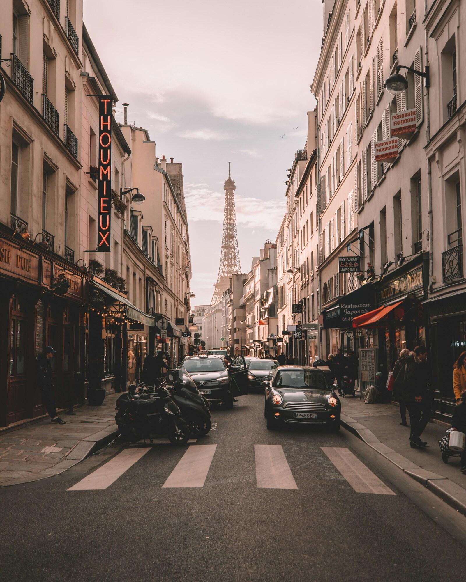 Rues de Paris avec une vue sur la Tour Eiffel