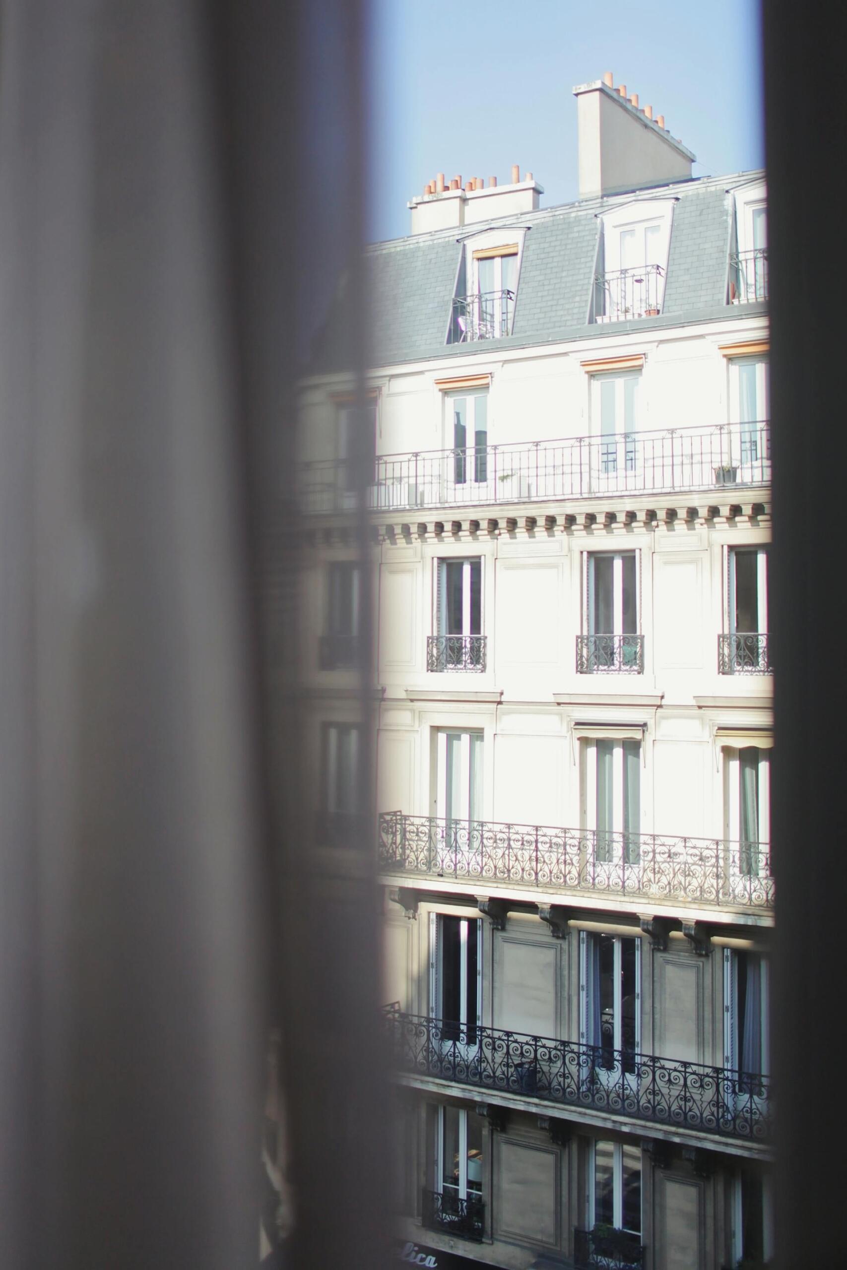 Vue depuis un appartement parisien sur les toits de Paris