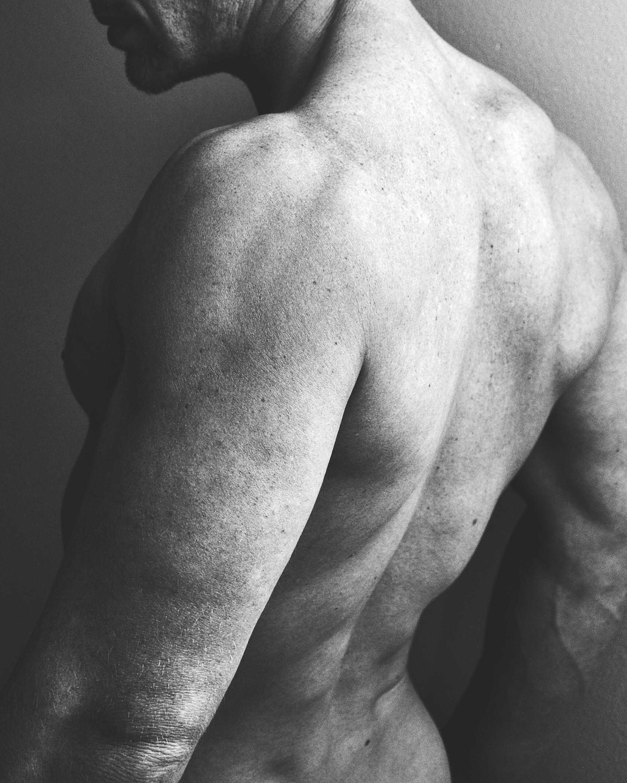 Le dos d'un homme en noir et blanc.