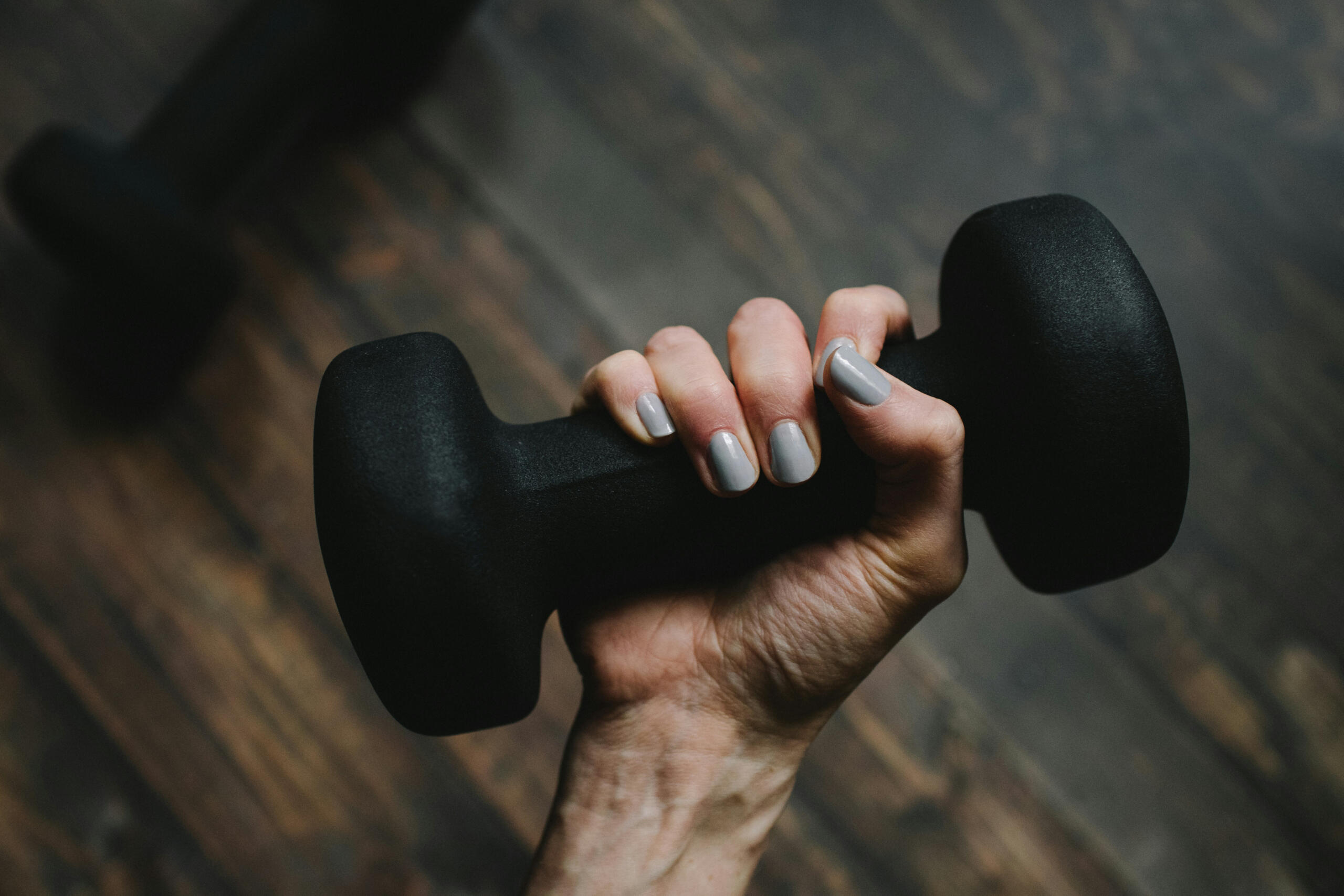 Une haltère pour se muscler le dos.