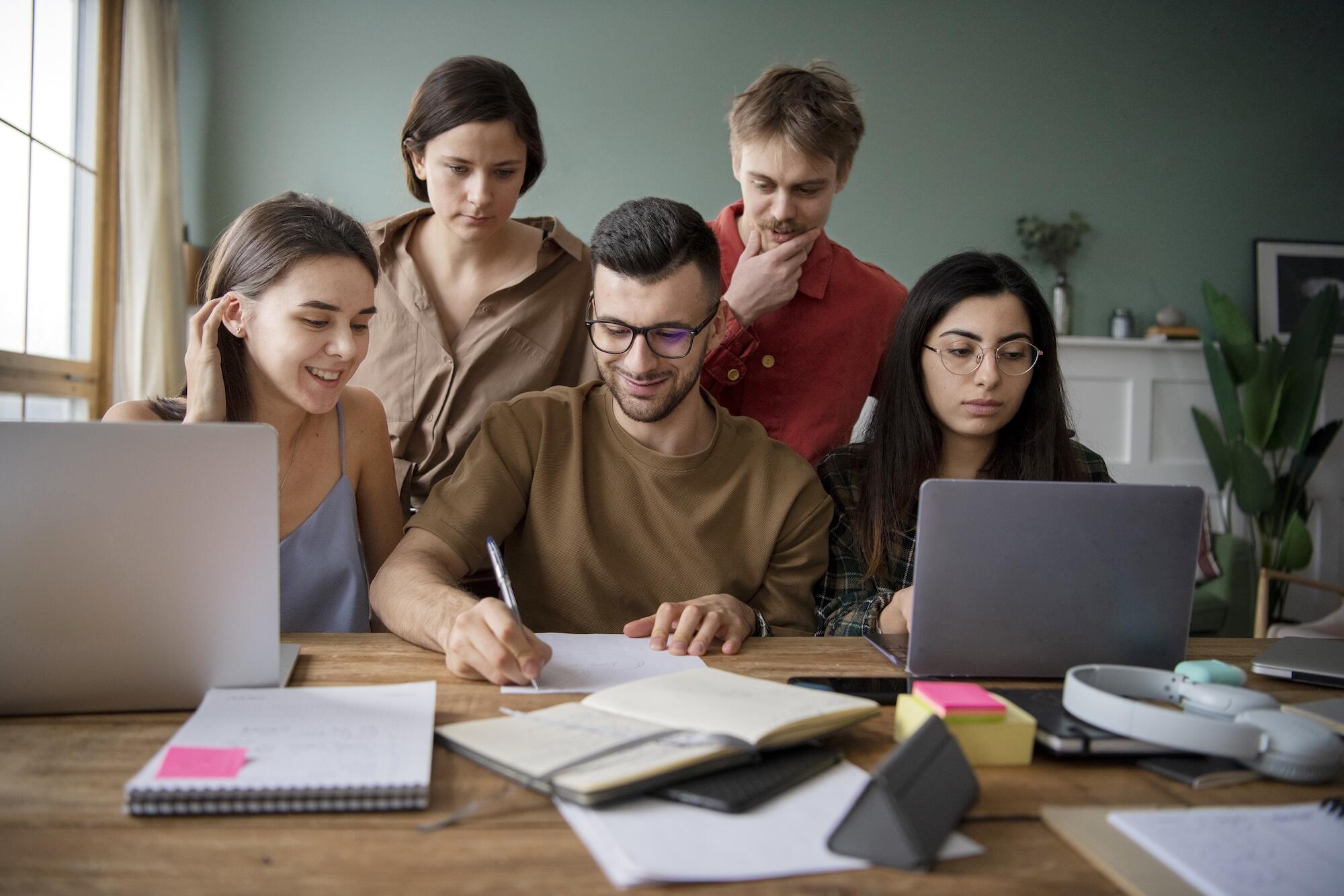 Des étudiants sont sur une table en train de travailler