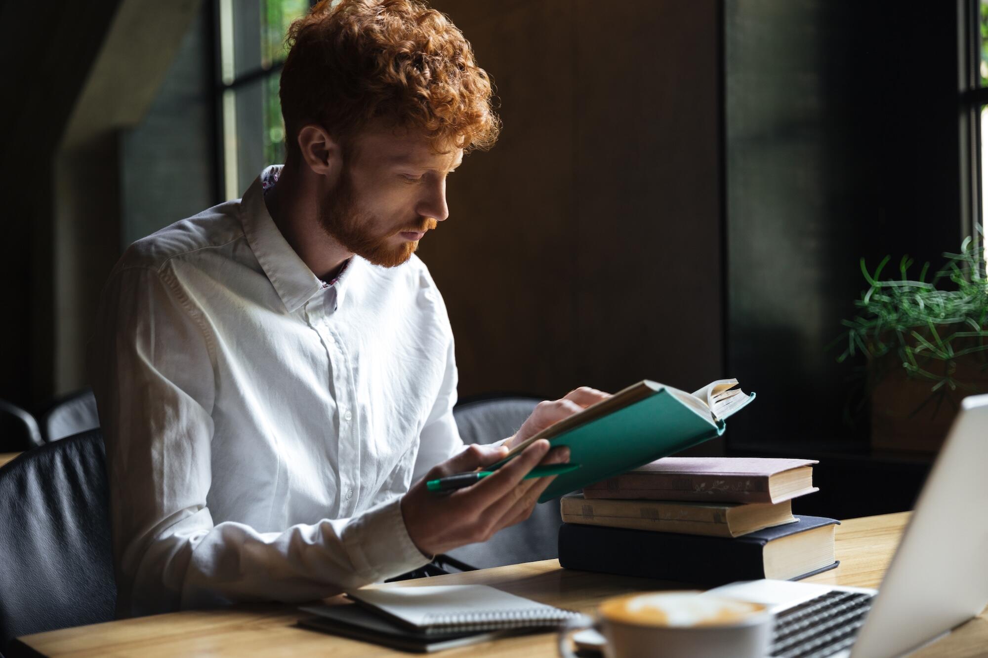 Un jeune homme est en train d'étudier