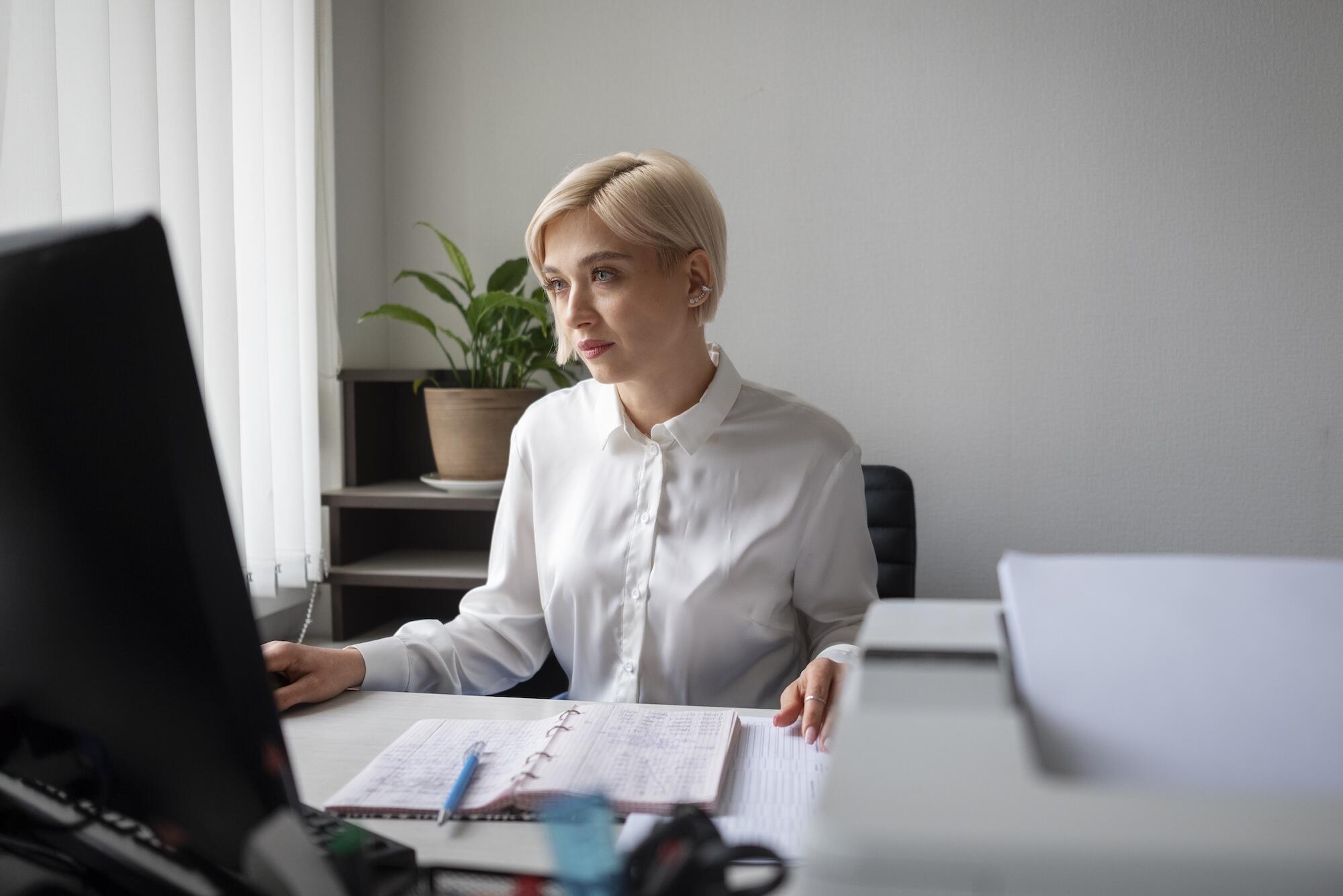 Une jeune femme est en train de travailler à un bureau