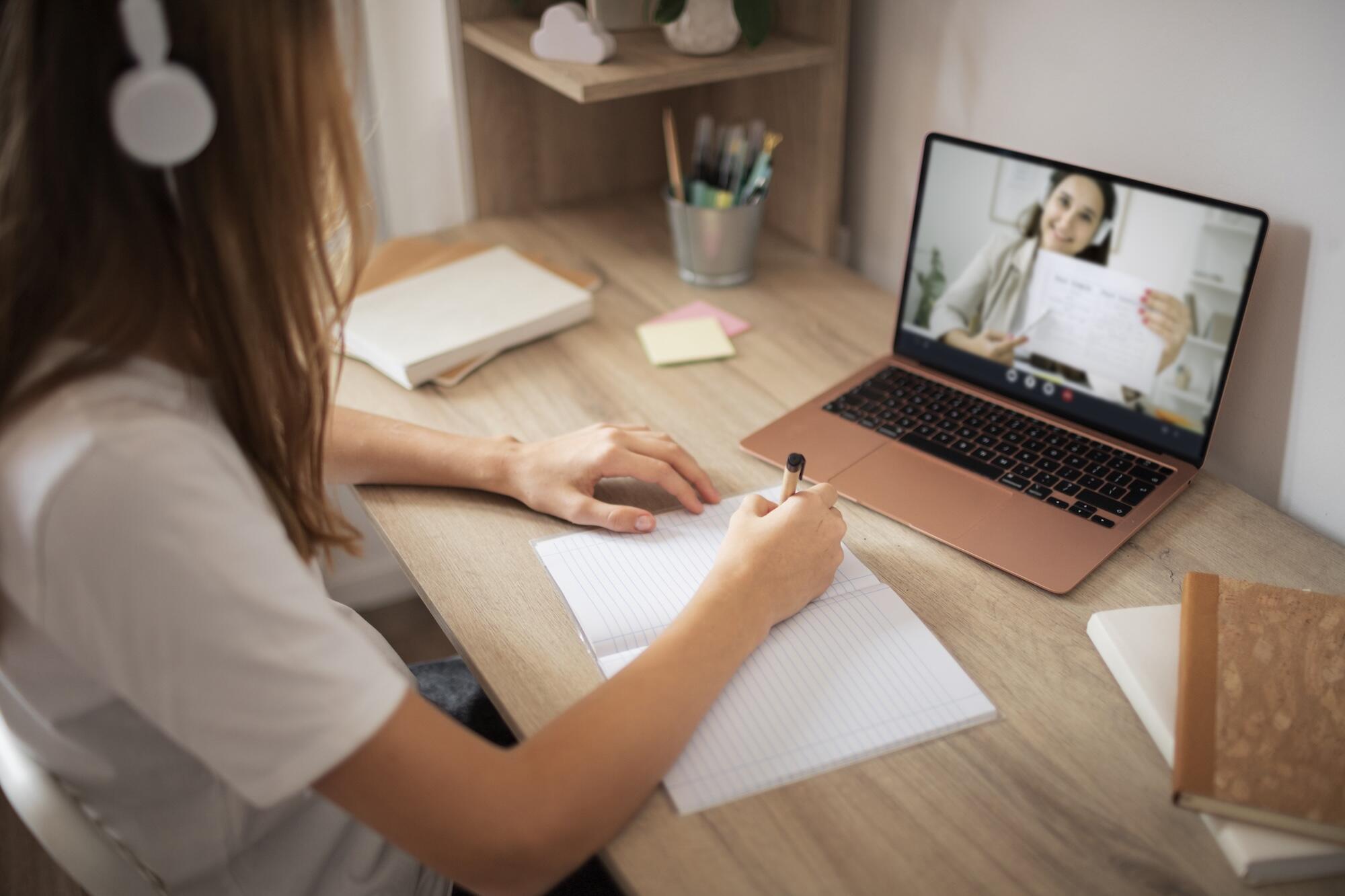 Une jeune femme est en train de suivre une formation en ligne.