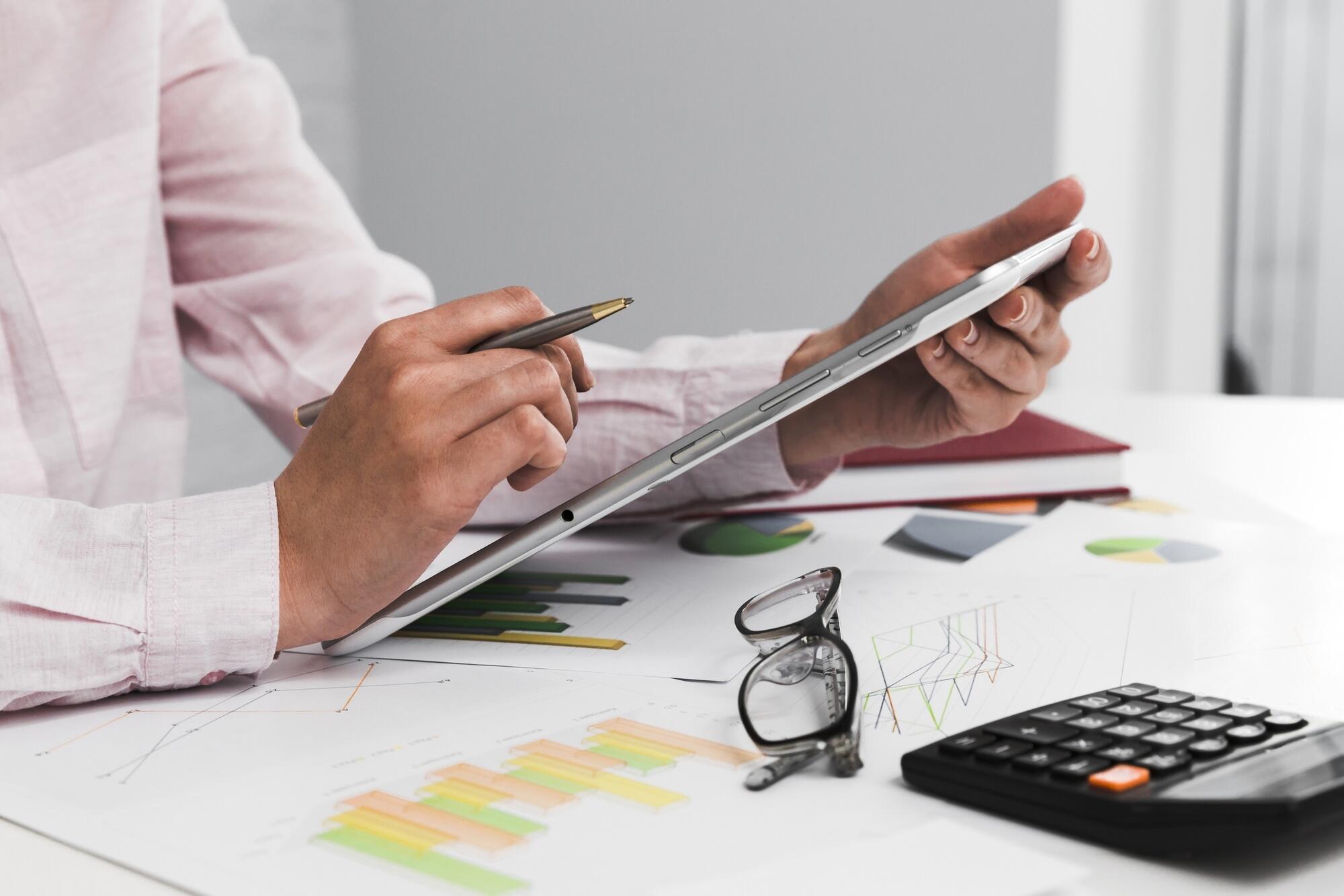 Un homme est en train de suivre une formation de comptabilité.