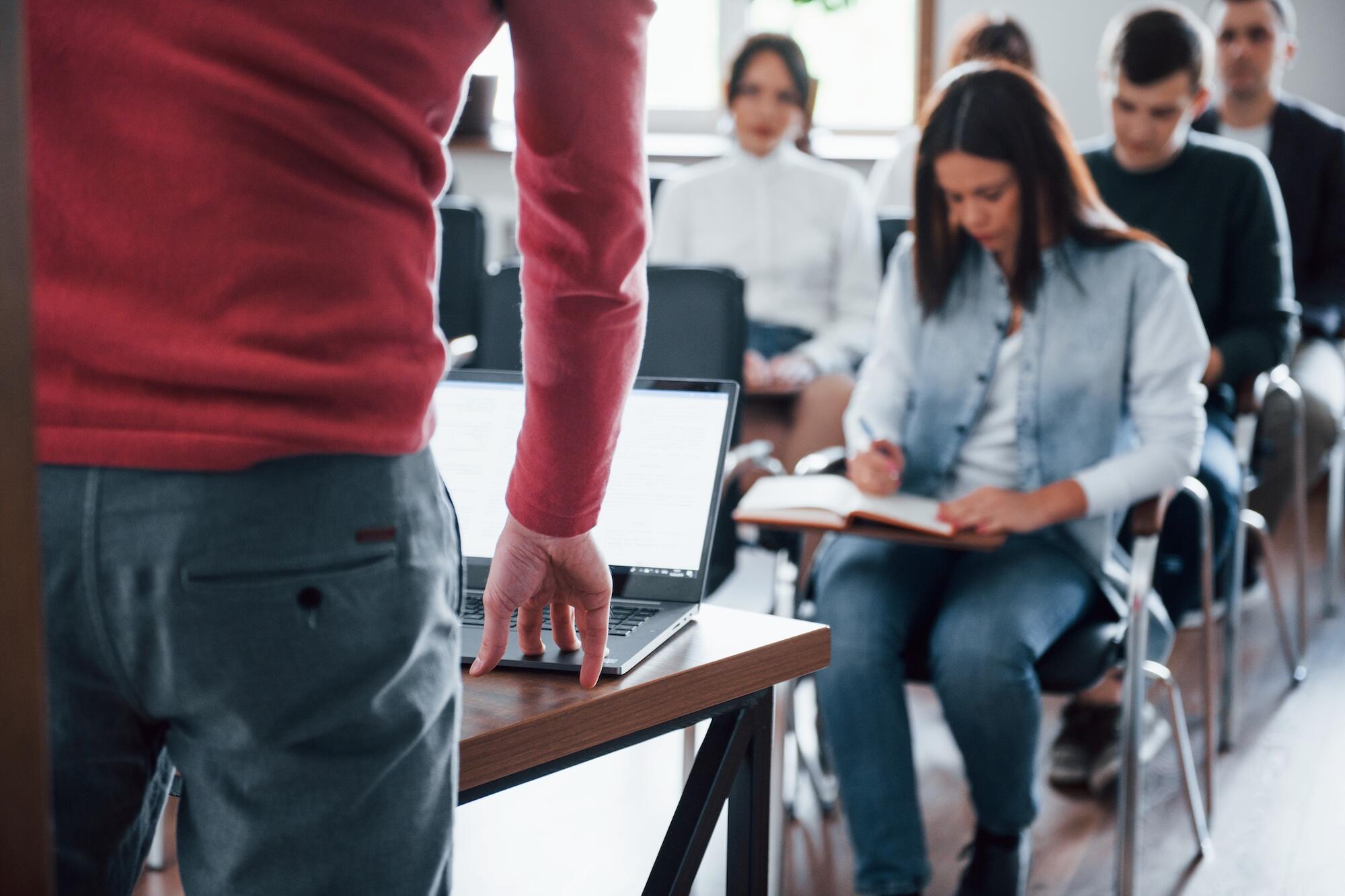 Un professeur est en train d'enseigner devant un groupe d'élèves.