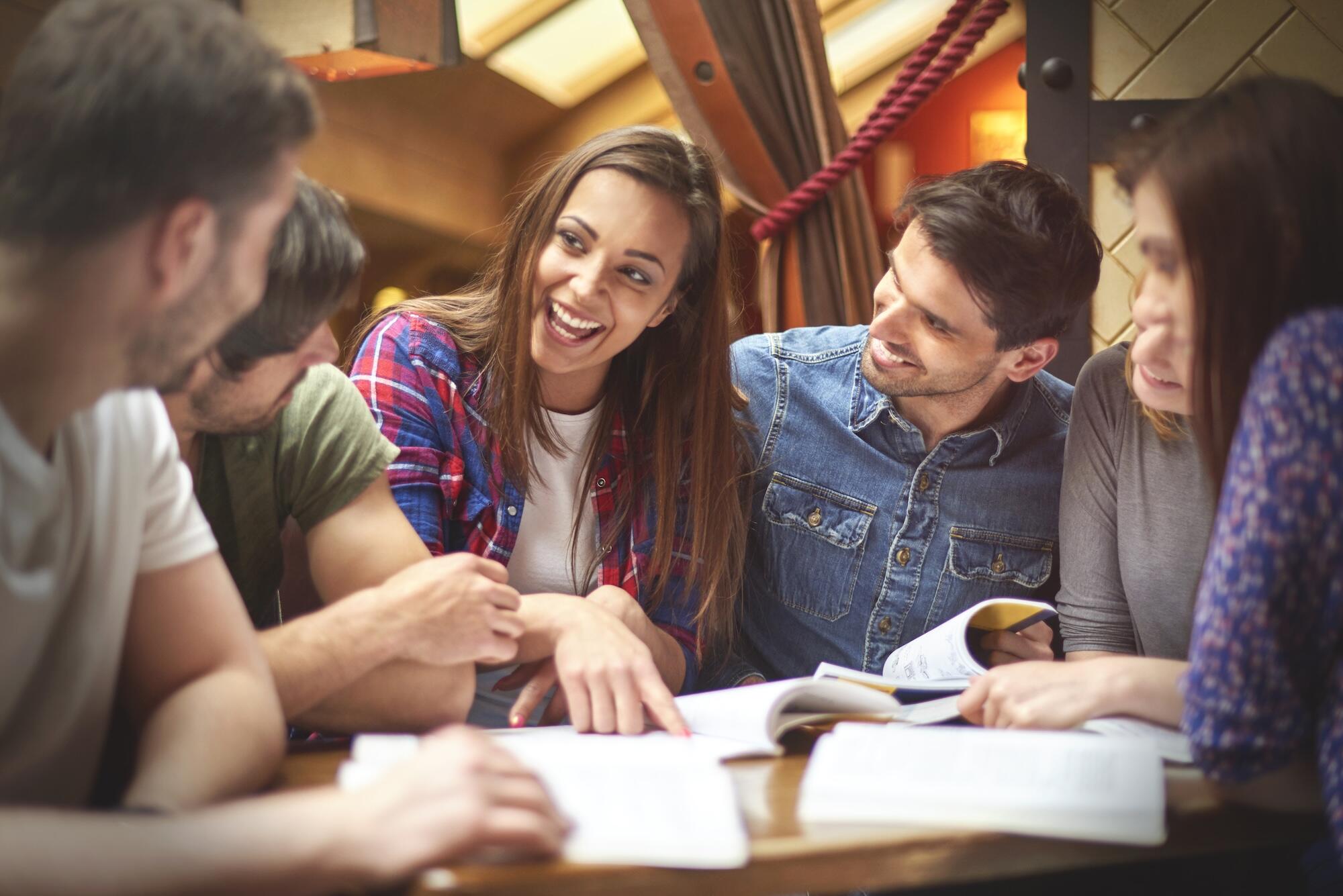 Des étudiants qui étudient et rient ensemble