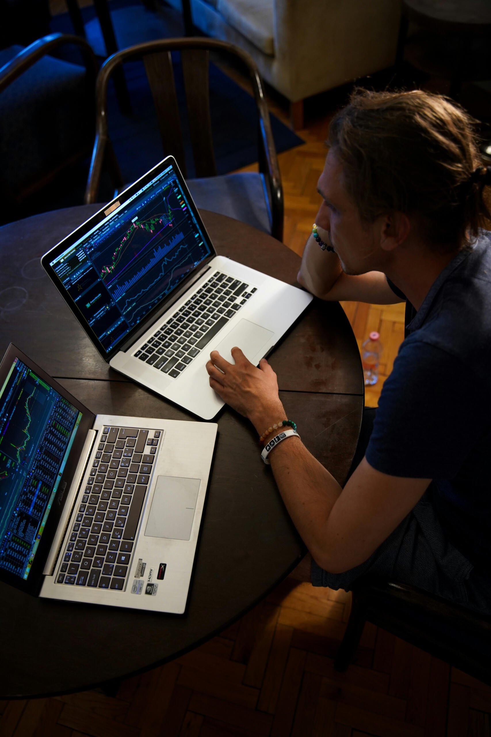 Deux analystes travaillent sur leur ordinateur.