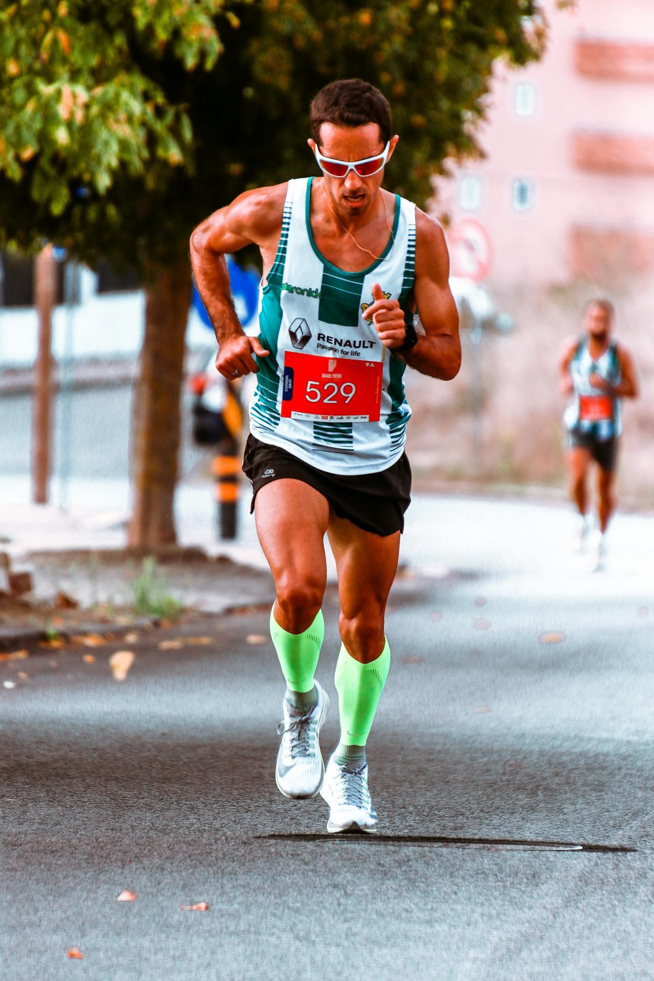 Homme courant avec un dossard lors d'une course officielle