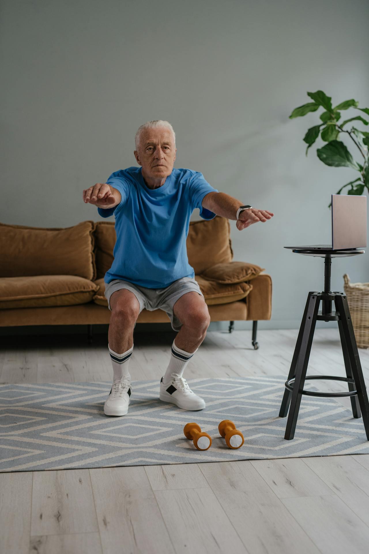 Vieil homme réalisant un squat. 