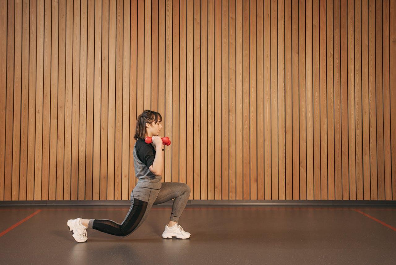 Jeune femme réalisant une fente lestée. 
