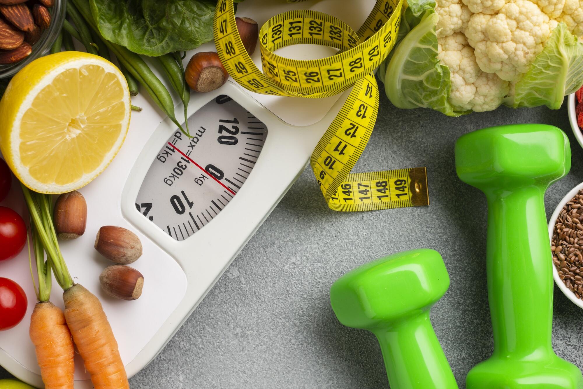 Des aliments sont posés autour d'une balance