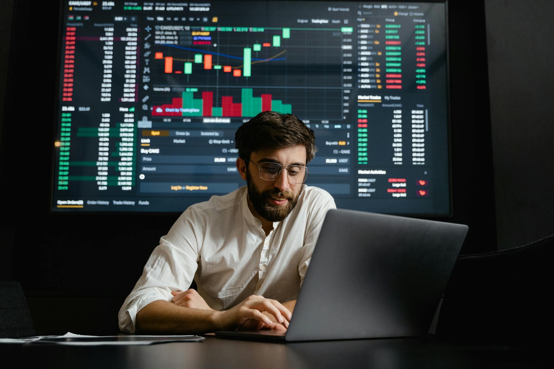 homme dans une salle de trading