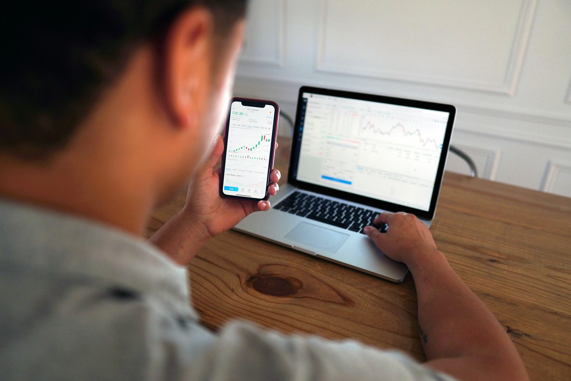 homme devant son ordinateur à trader