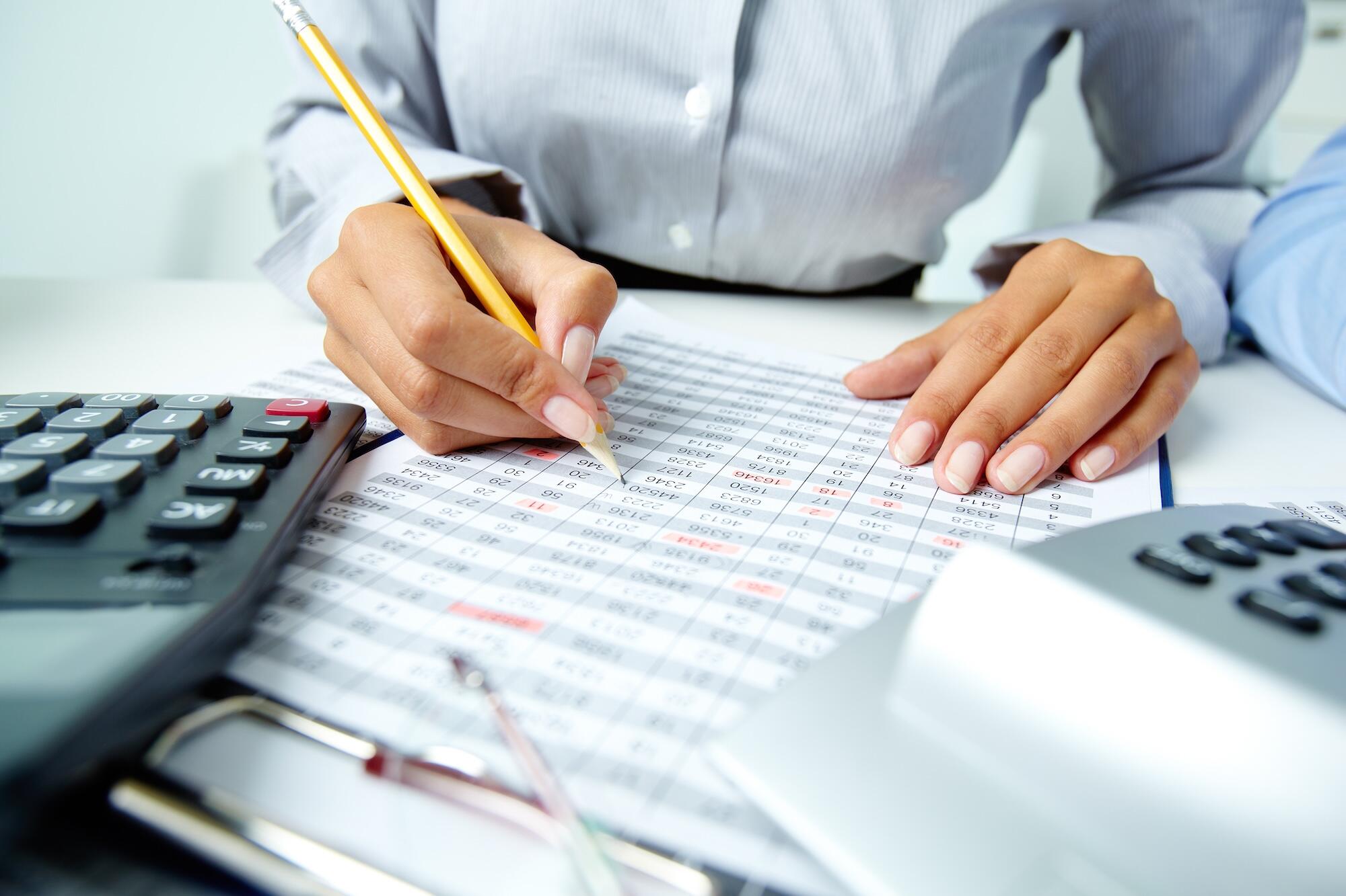 Un homme est en train de faire des calculs.