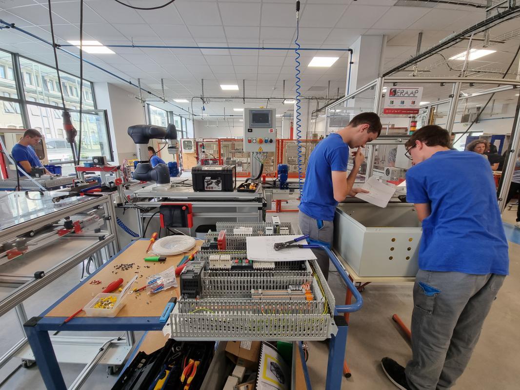 élèves dans une salle de classe technologique