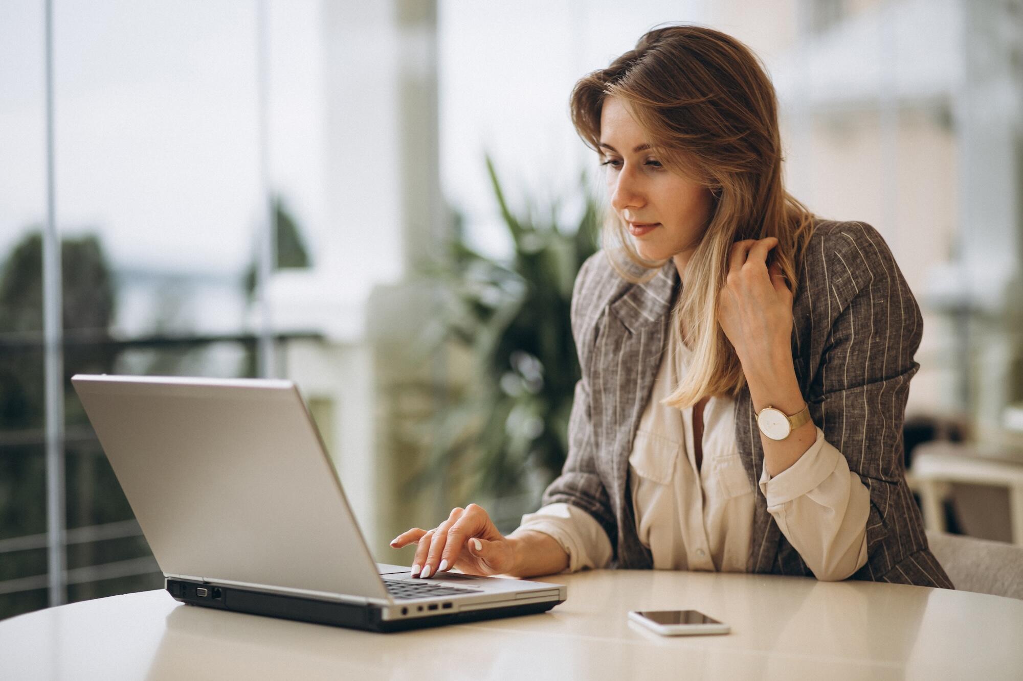 Une femme est en train de travailler sur un ordinateur.
