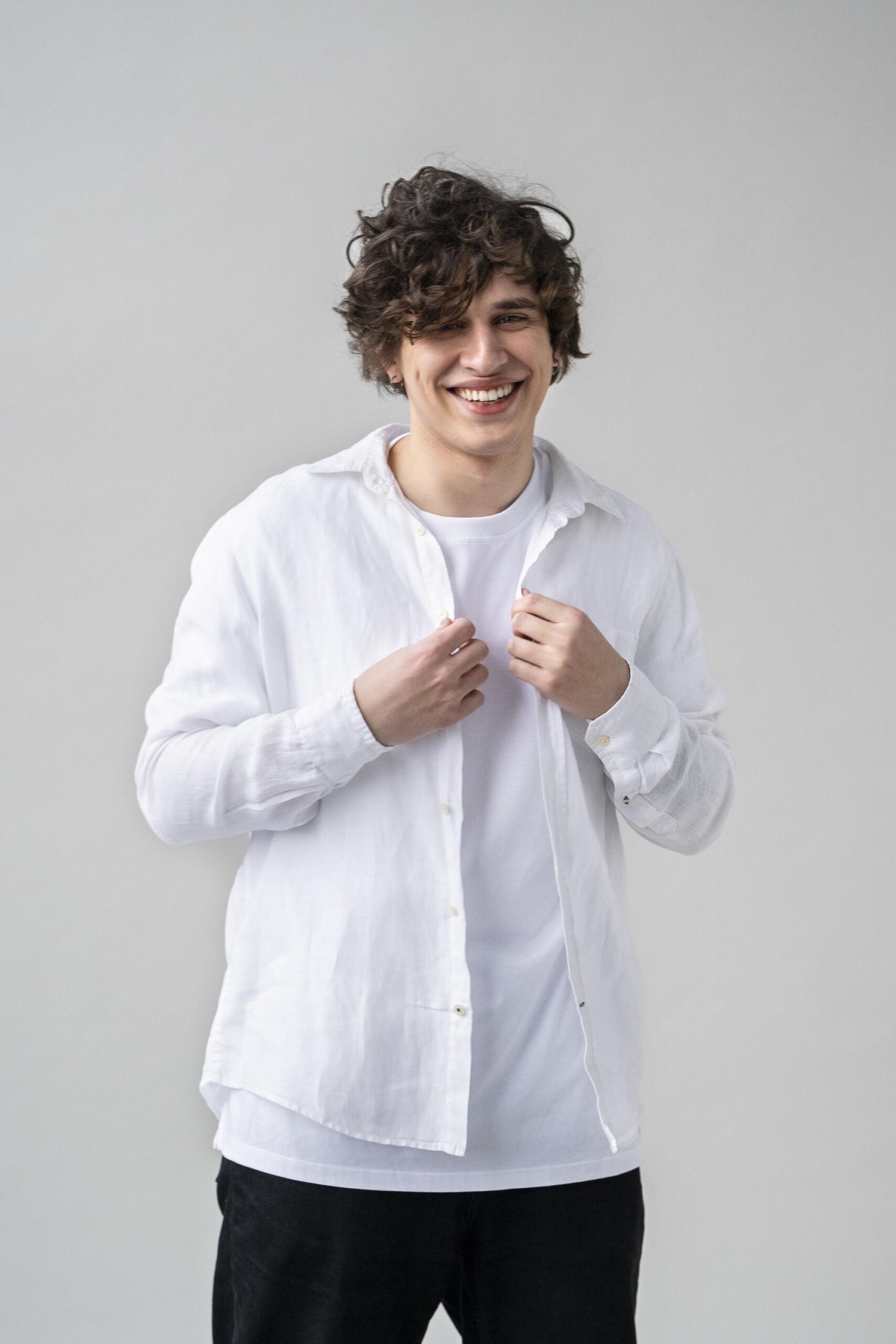 Un jeune homme porte une chemise blanche