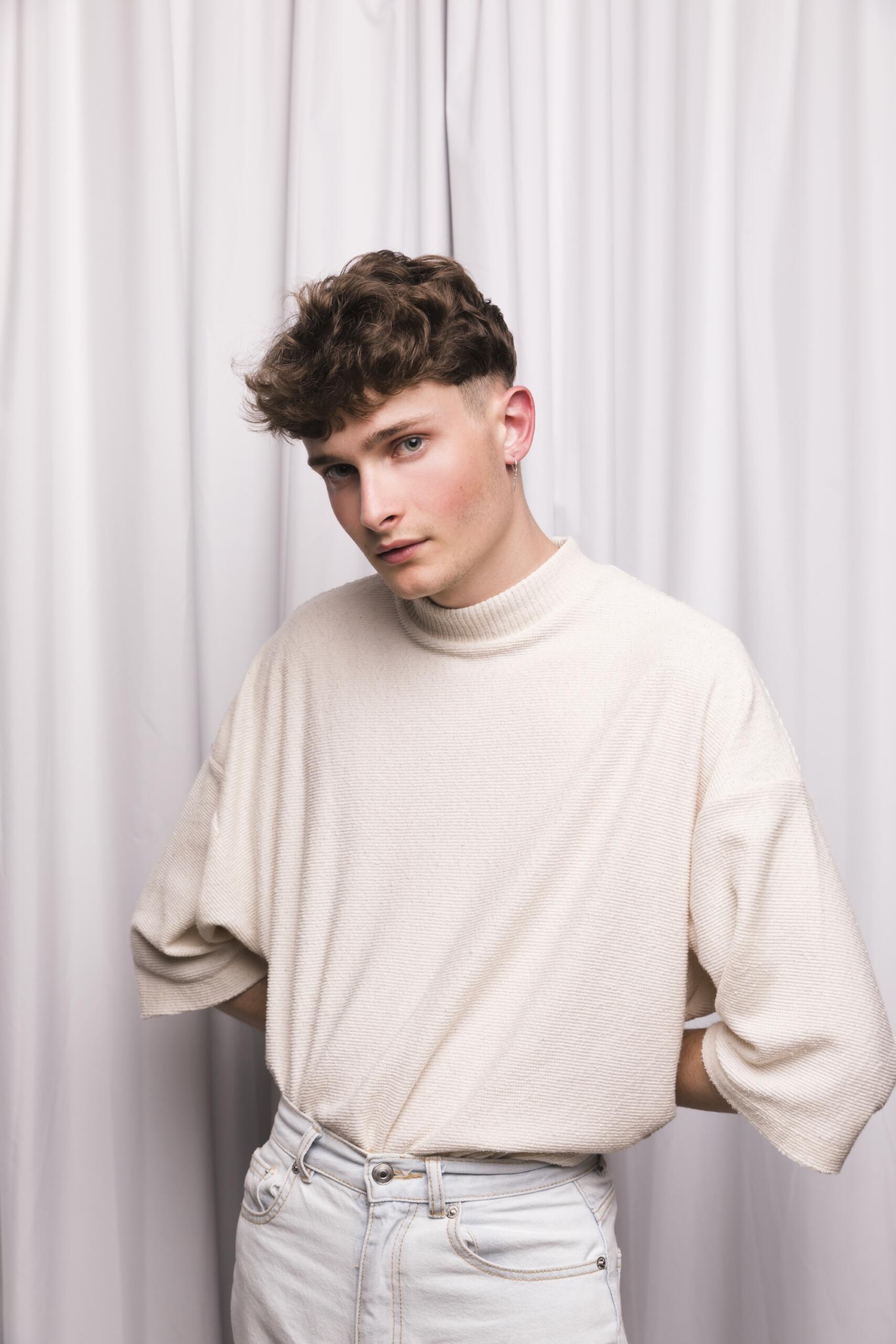 Un homme porte un pull à col roulé