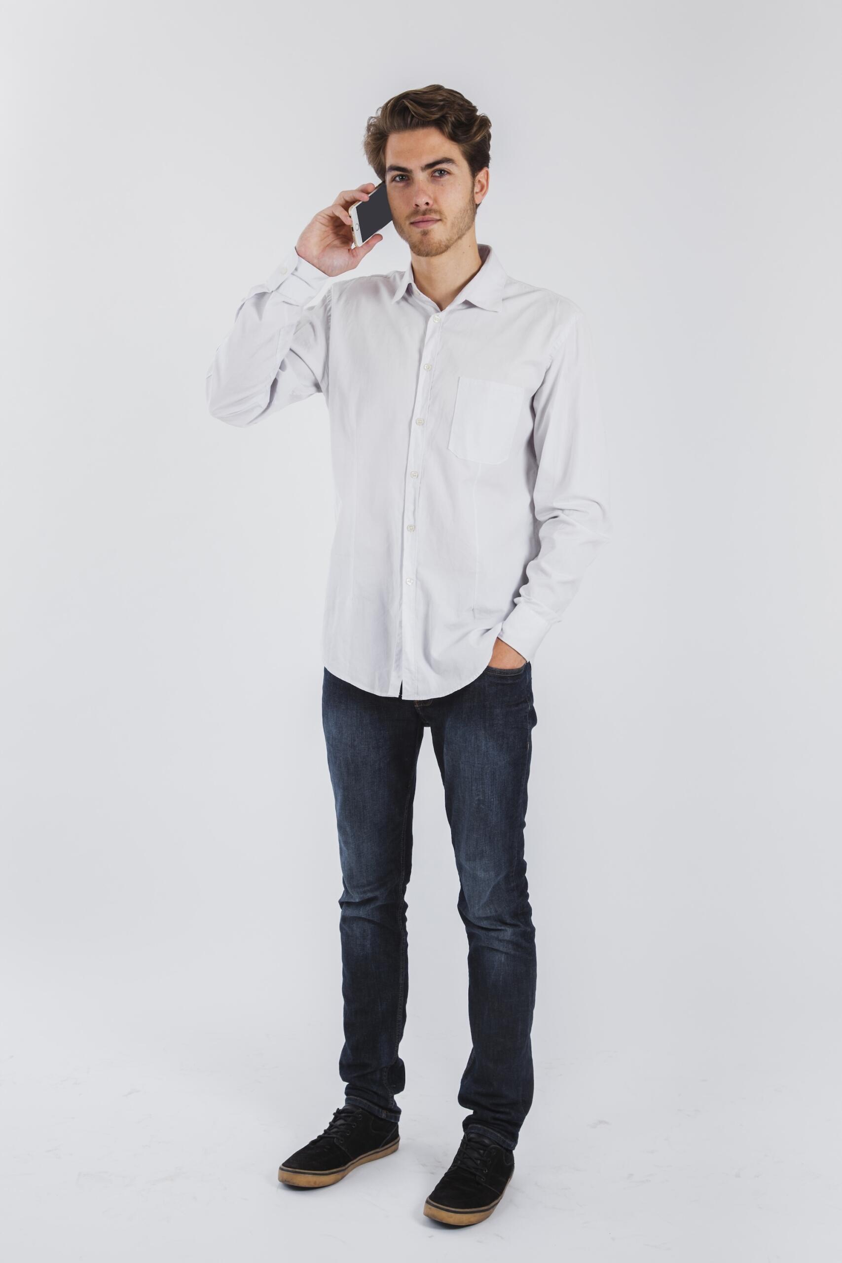 Un homme porte une chemise et un jean