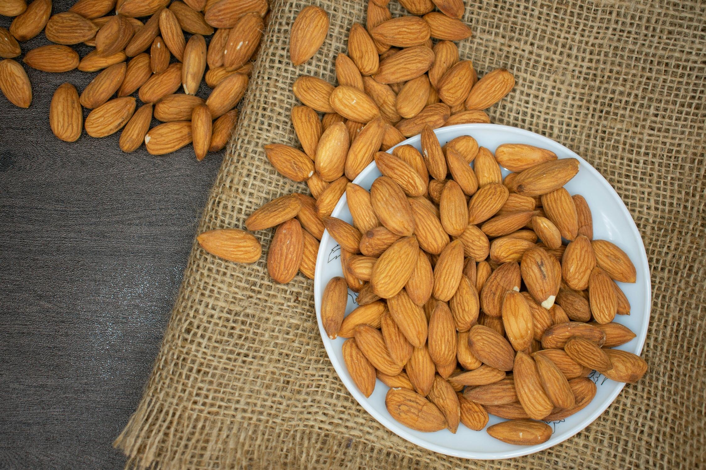 Des amandes débordent d'une assiette
