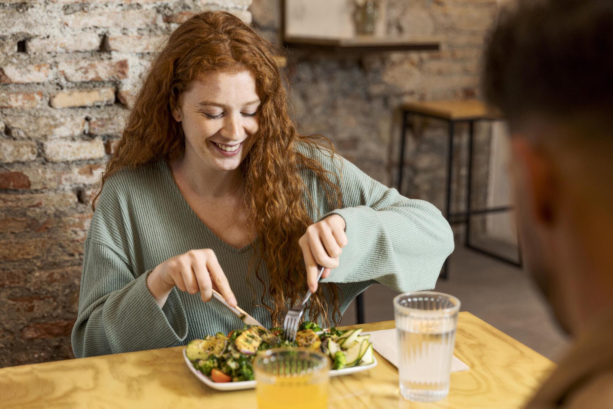 Une femme en gros plan dans un restaurant