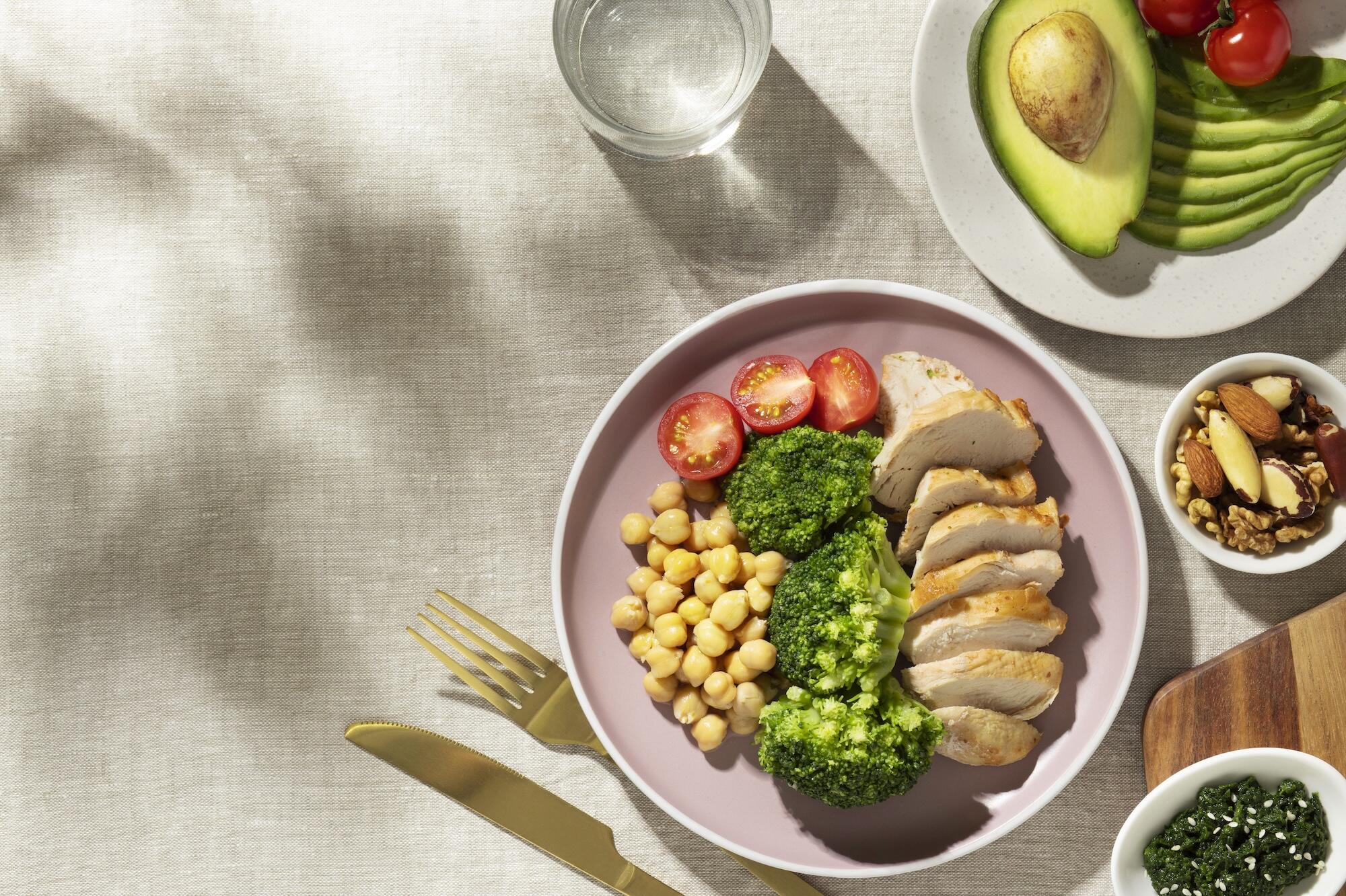 Des assiettes contenant de nombreux aliments de bonne qualité