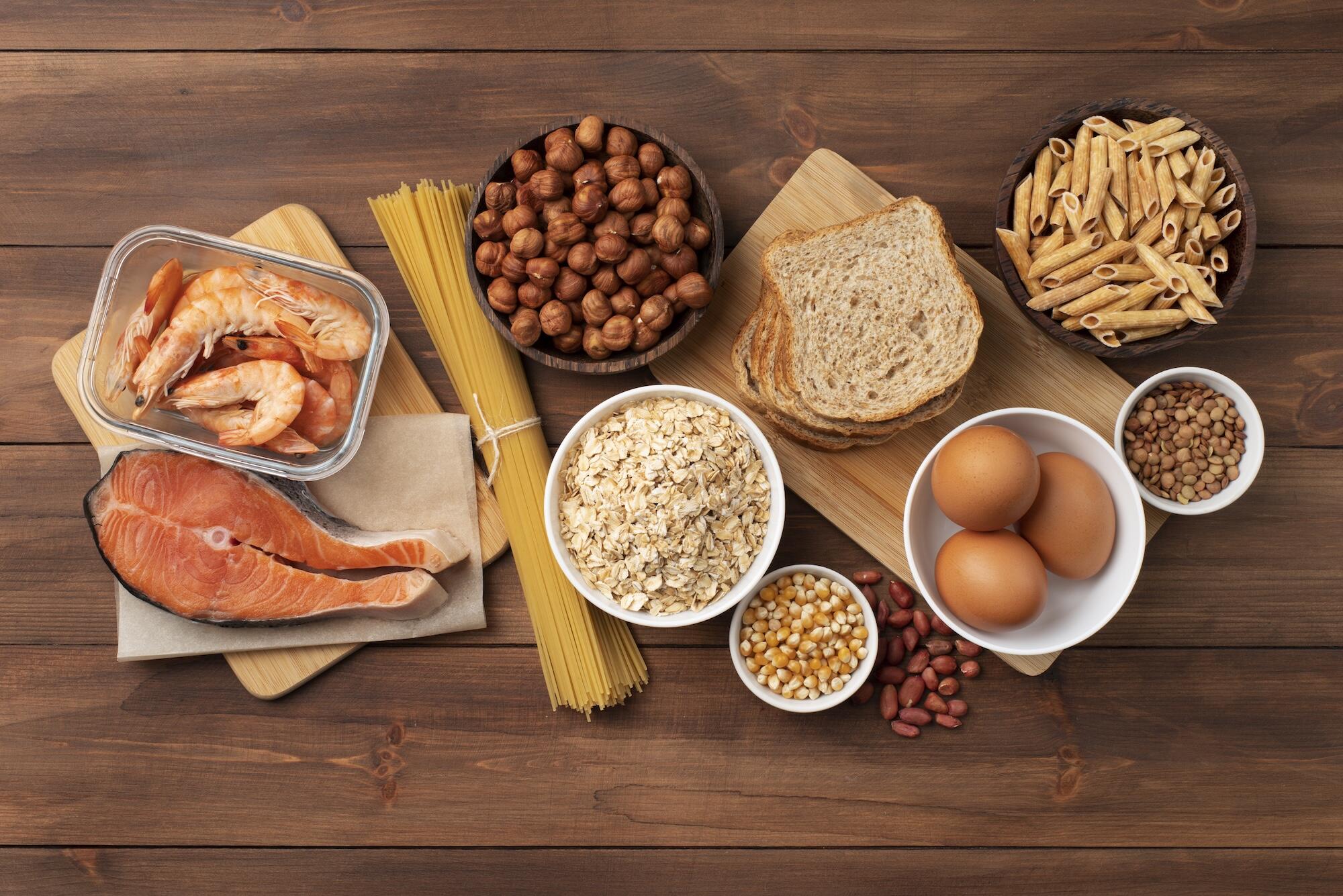 Plusieurs aliments sont étalés sur une table