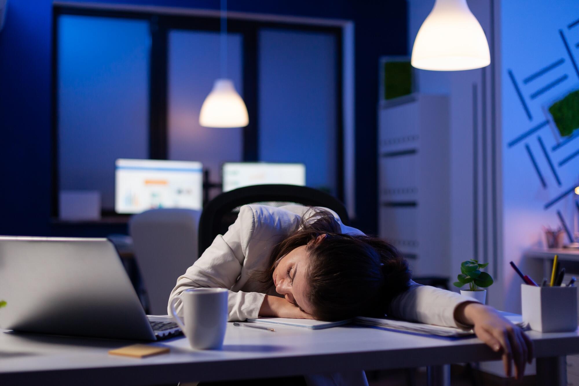 Une femme est en train de dormir sur son bureau
