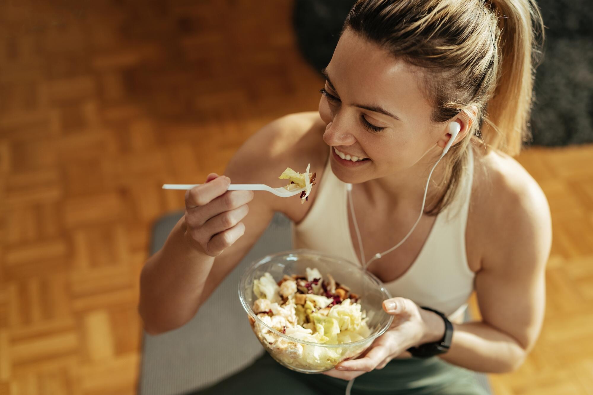 Une femme est en train de manger