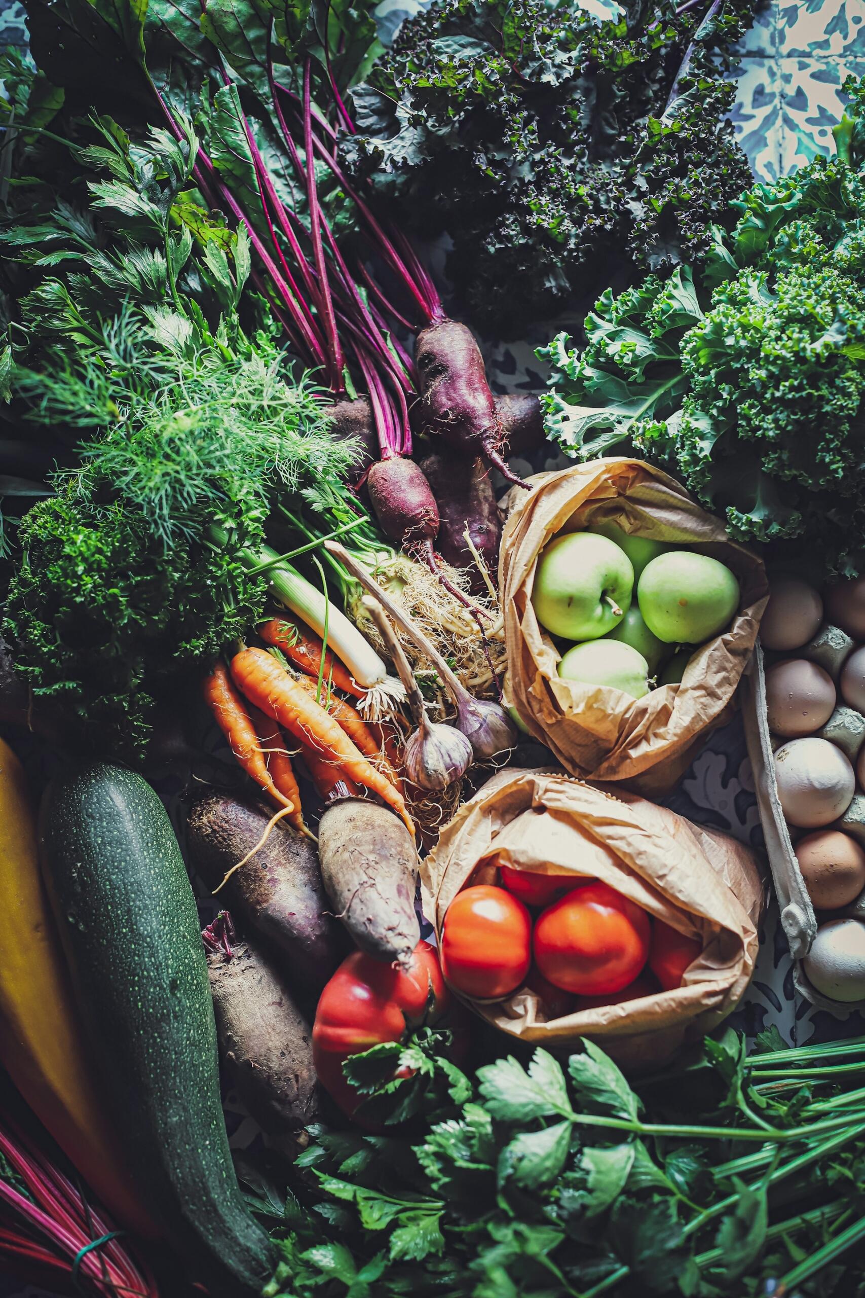 une variété de fruits et légumes sur un stand de marché