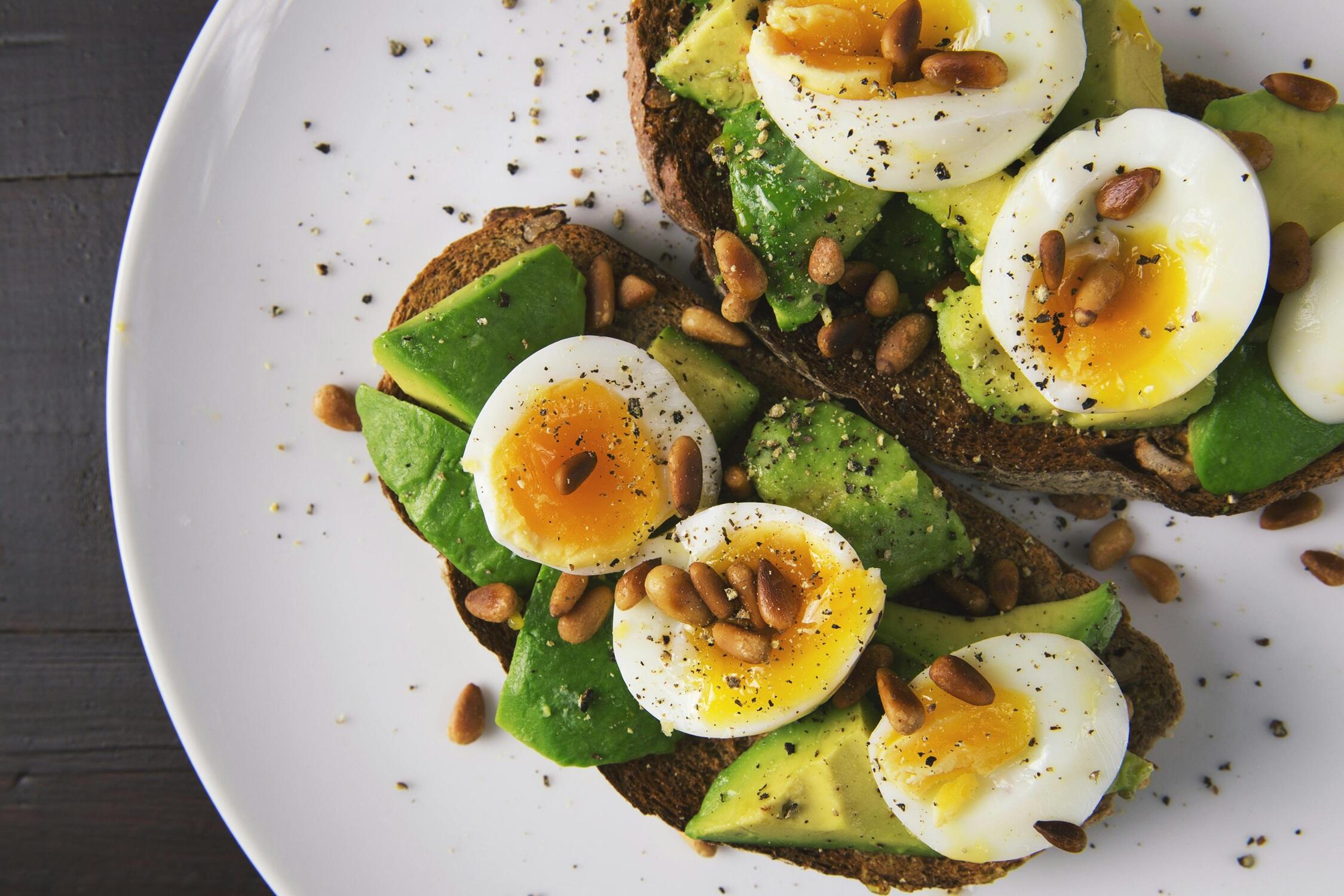 Des œufs posés sur des toasts à l'avocat