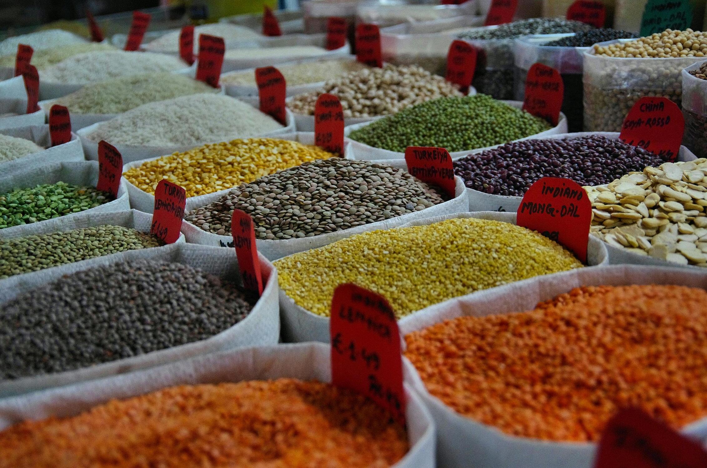 Sacs de légumineuses sur un marché