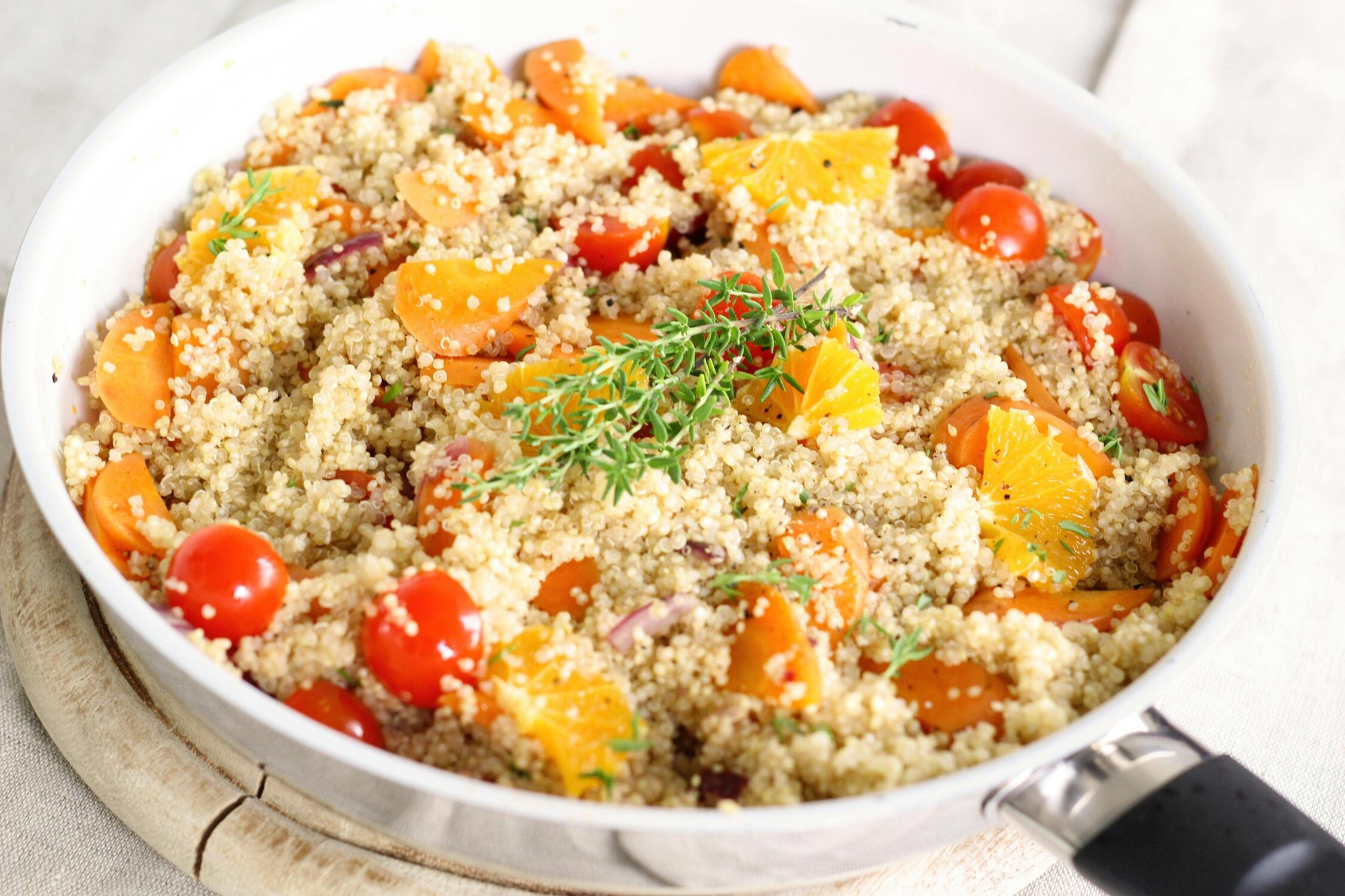Assiette remplie d'une salade à base de quinoa
