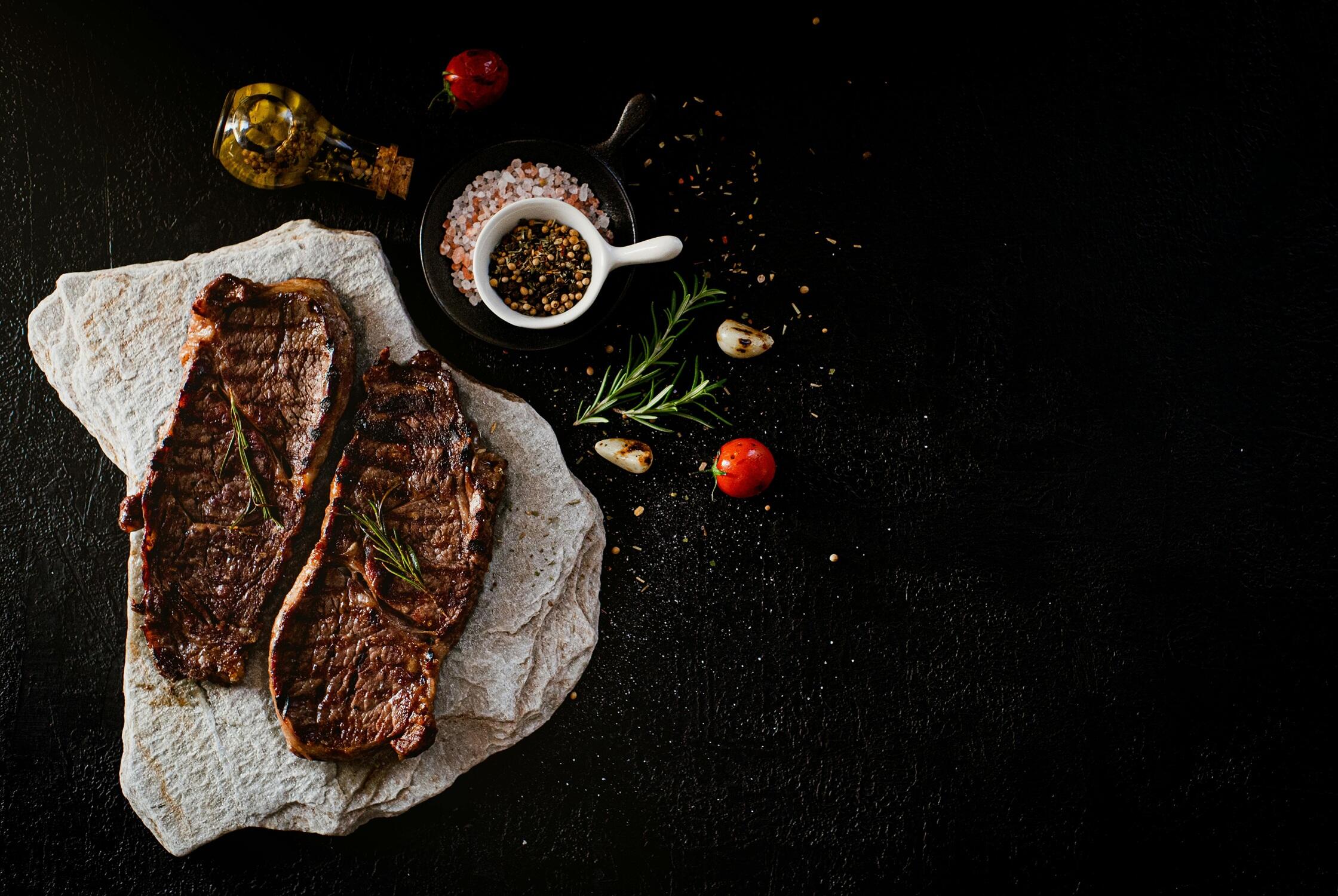 Des morceaux de viande sont présentés sur une table.