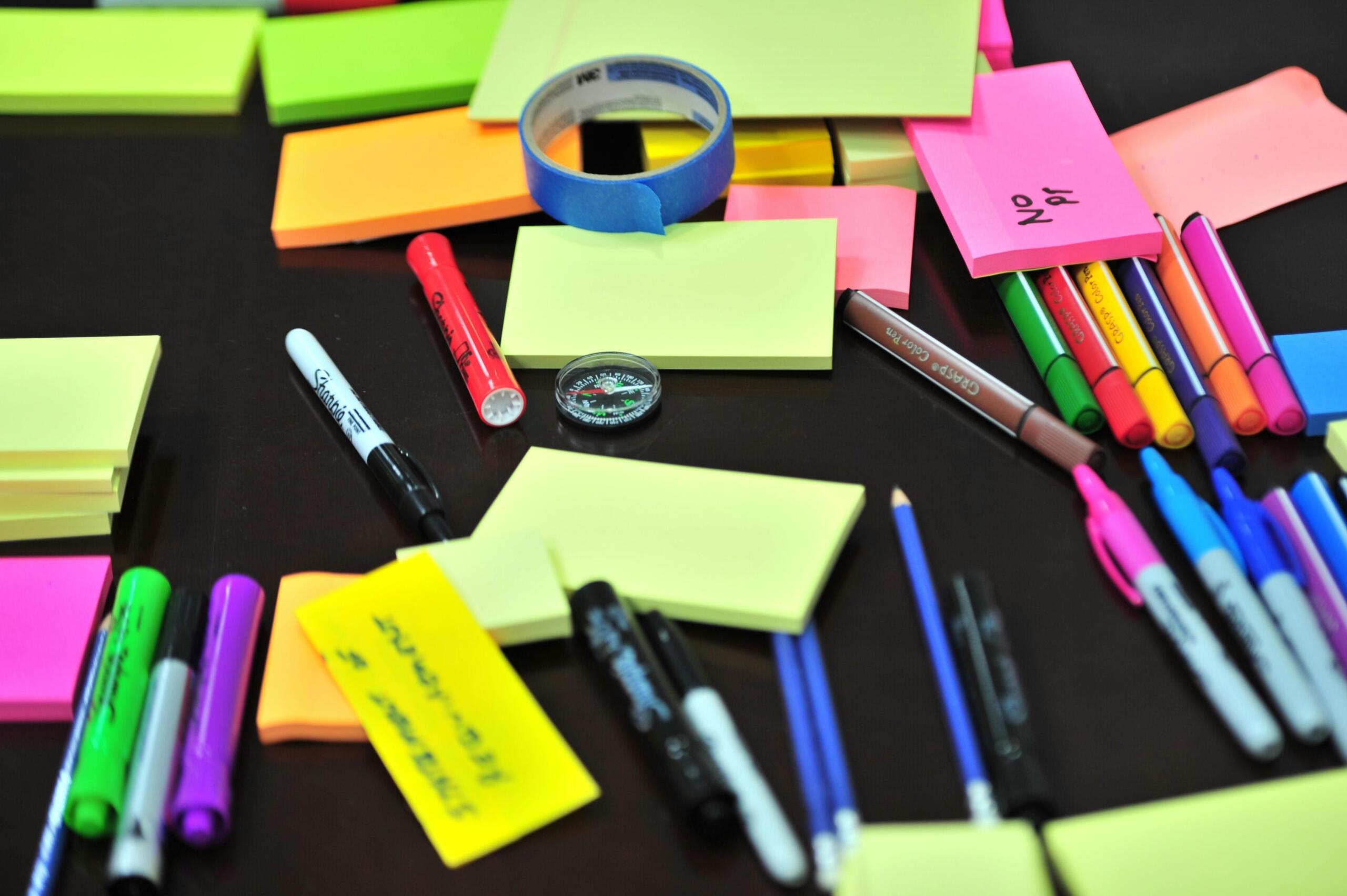 Surligneurs, post it, crayons, scotch...