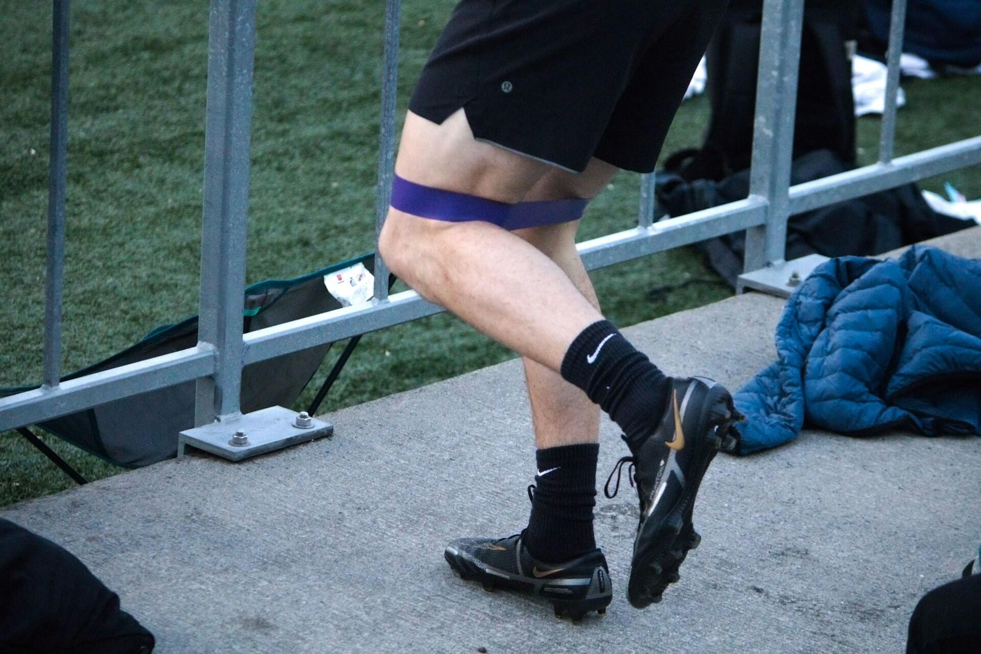 personne en train de s'échauffer les cuisses