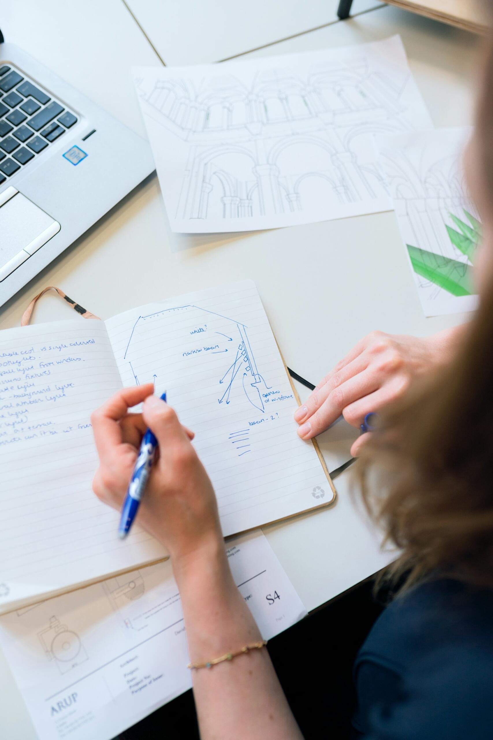 personne en train de rédiger des schémas mathématiques