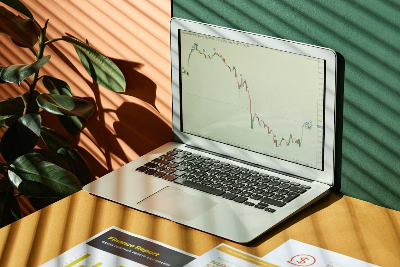 Ordinateur portable ouvert sur un graphique d'une obligation verte.