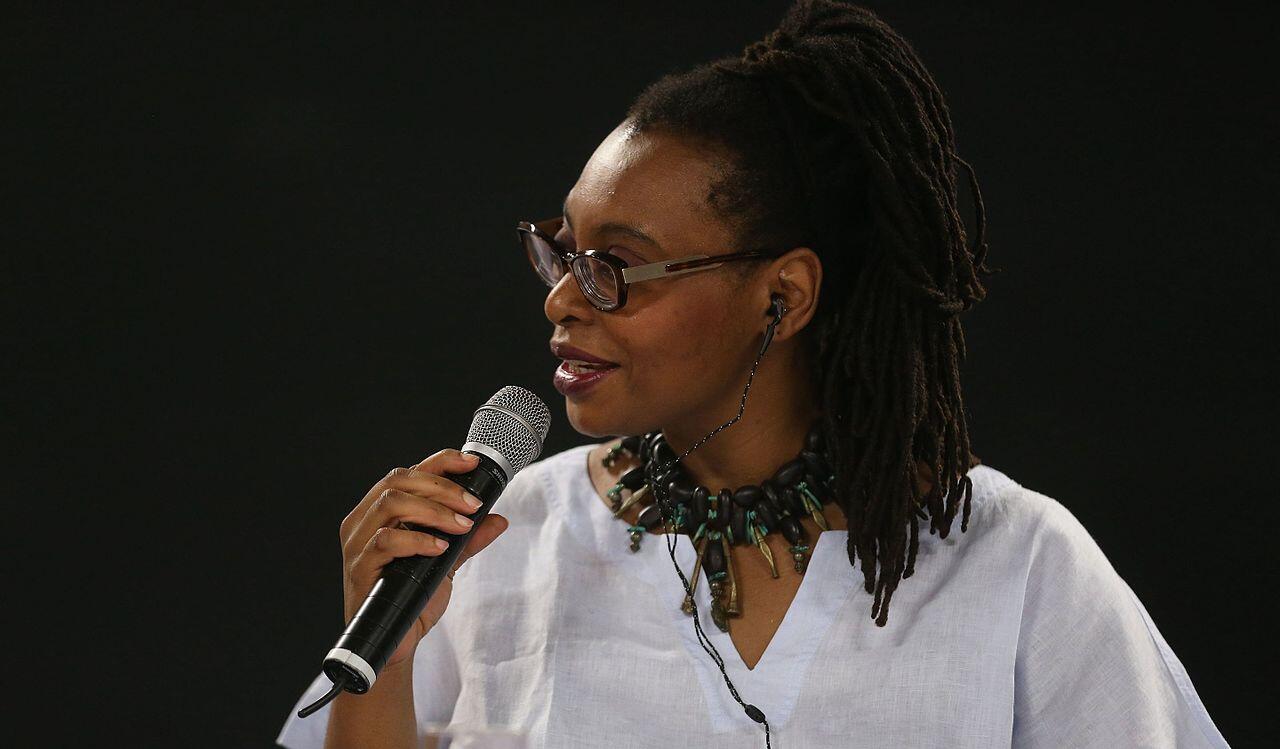 Léonora Miano vue de face avec un micro