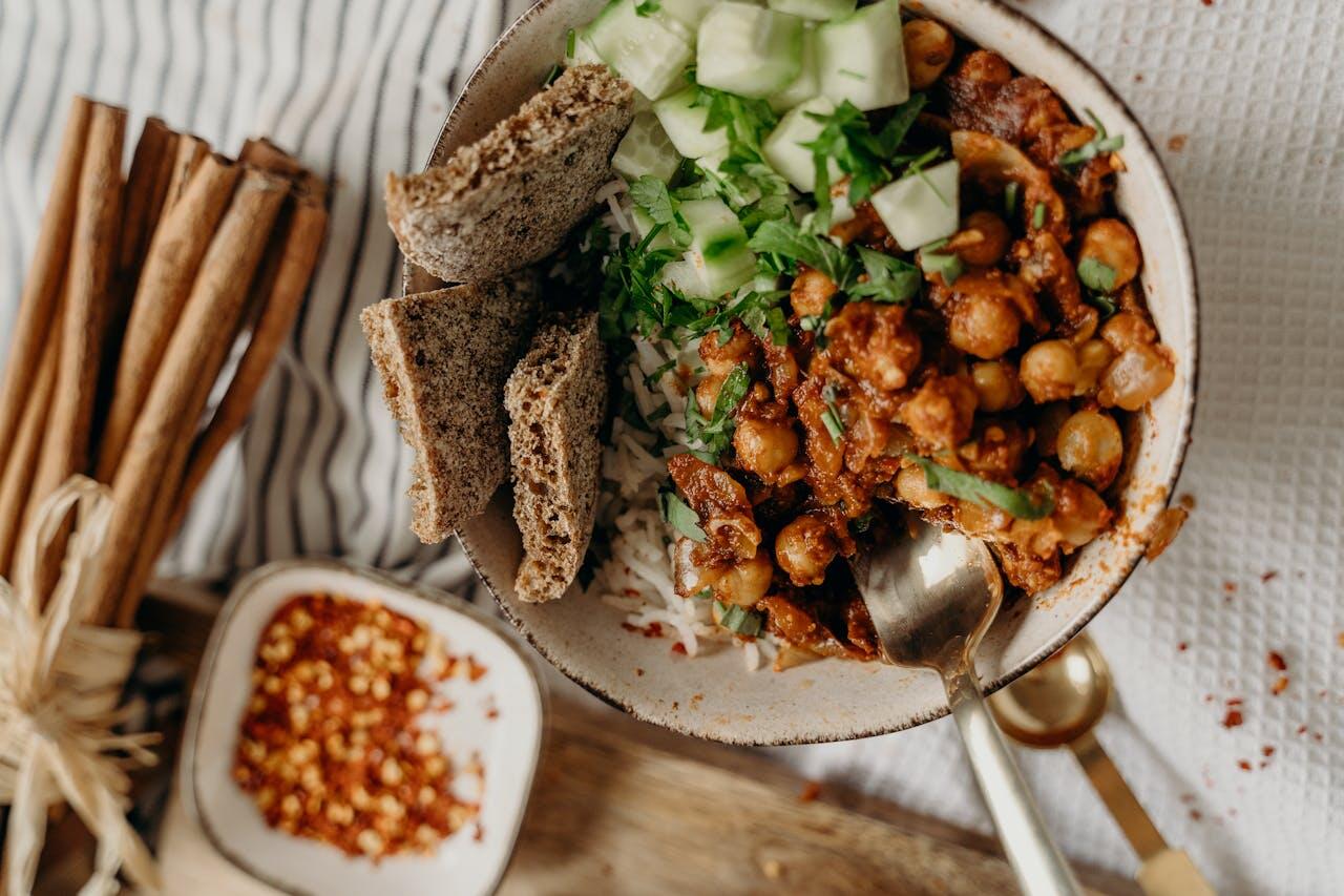 Poêlée de pois chiches avec légumes et riz présentée dans un bol. 
