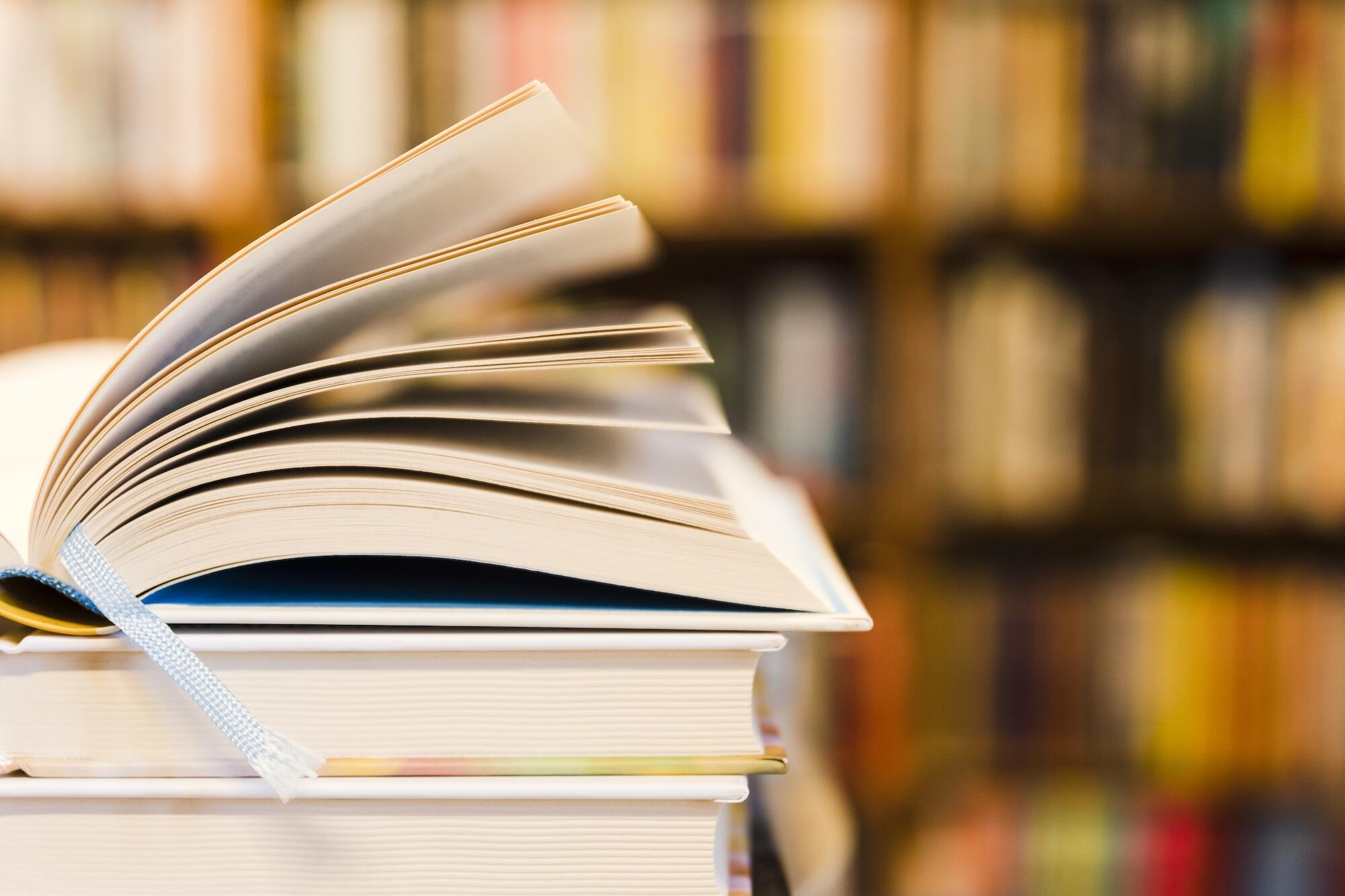Des livres sont empilés