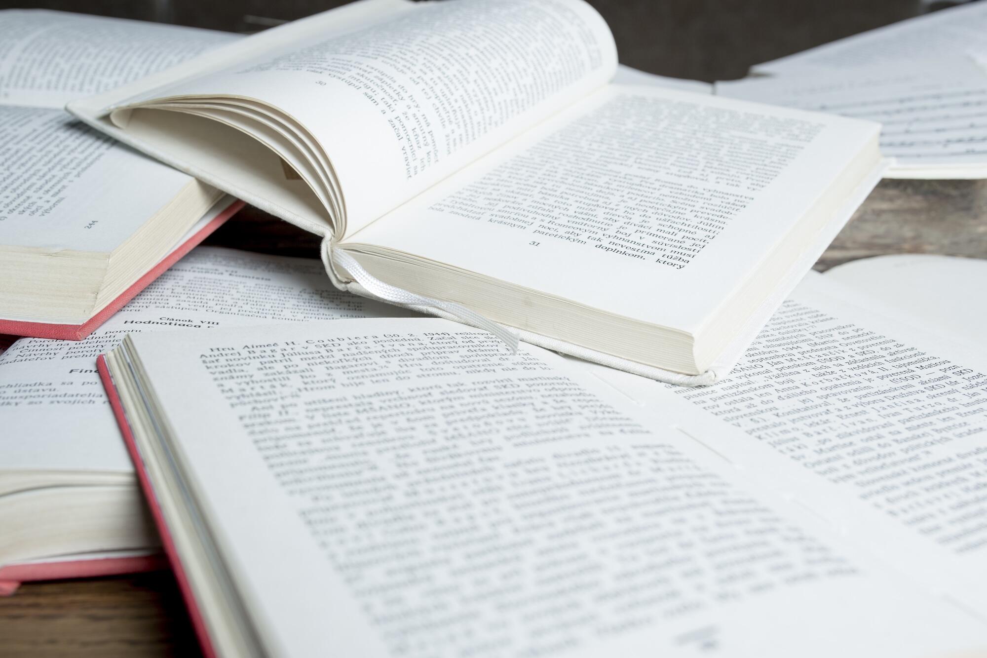 Des livres sont ouverts les uns sur les autres