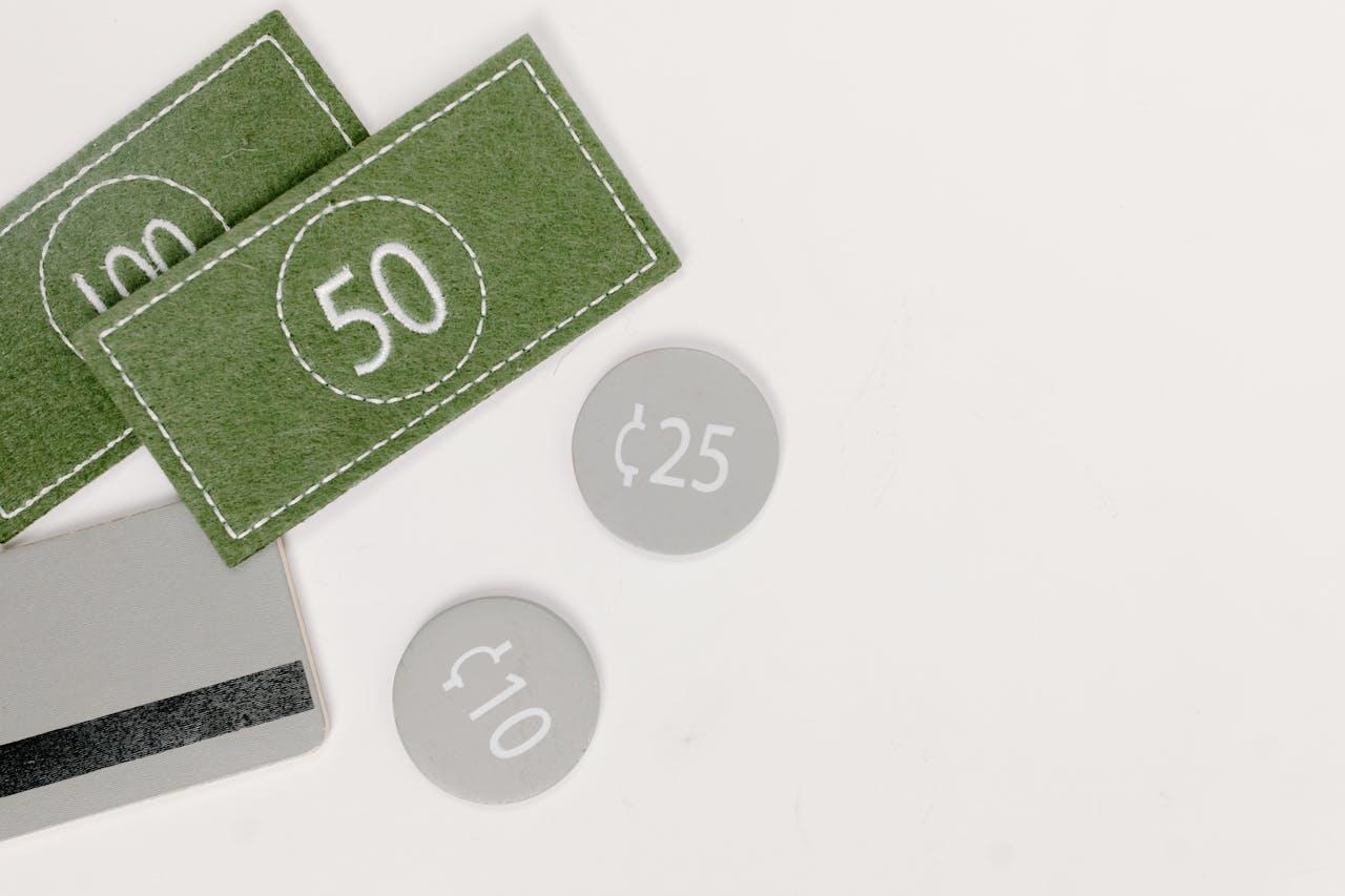 Faux billets en pelouse verte de 50 et 100 avec une carte bleue et des fausses pièces de 25 et 10 cents. 