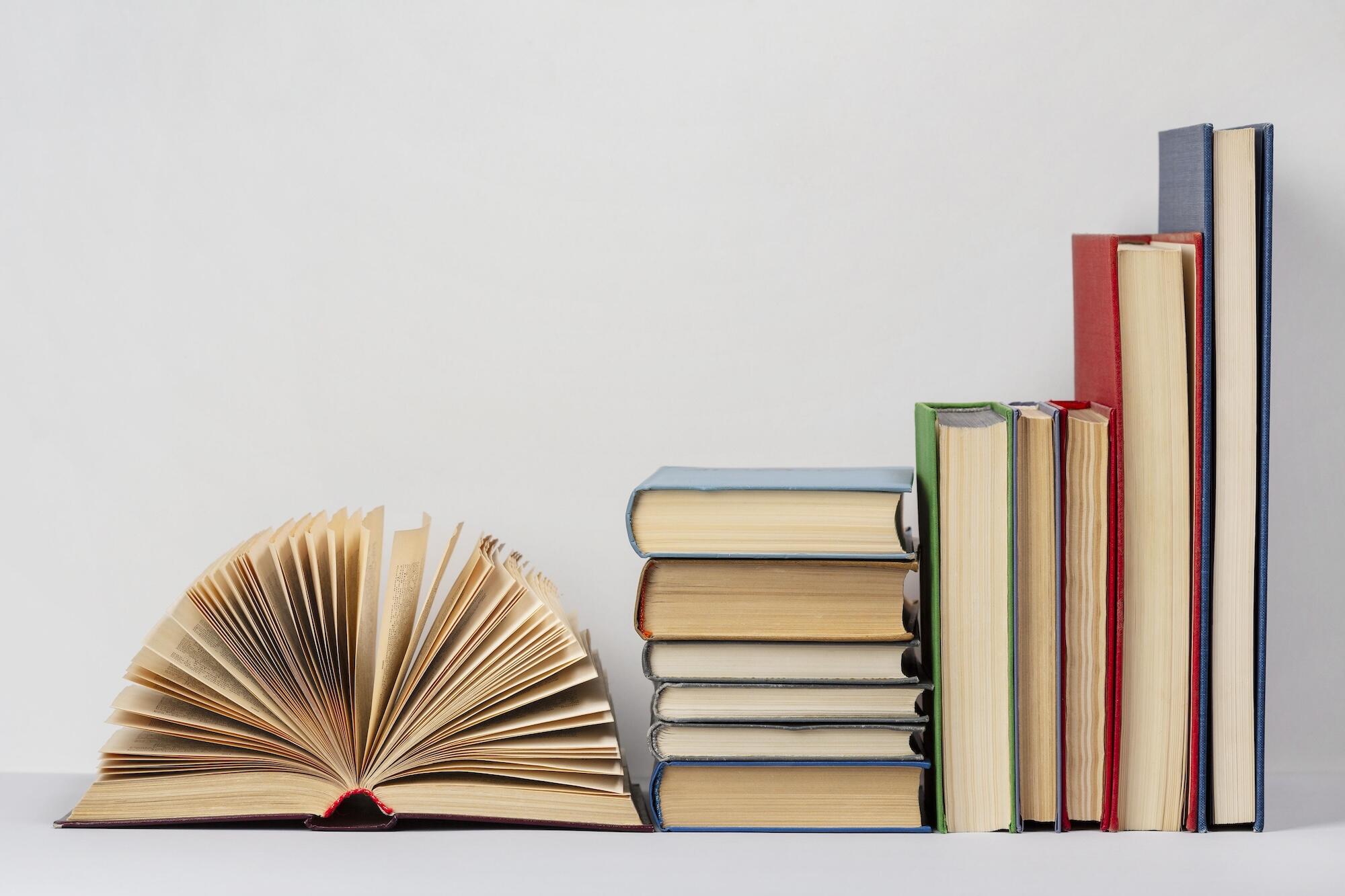 Différents livres sont adossés les uns aux autres