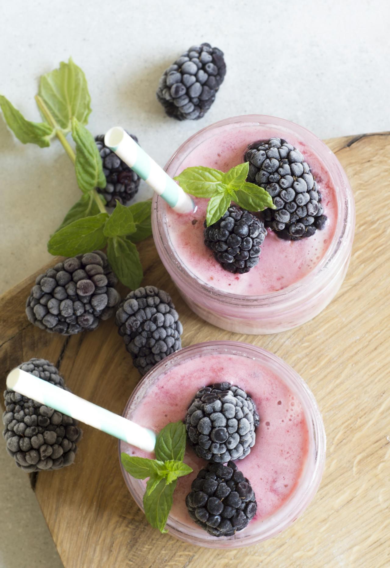 Smoothie aux fruits rouges avec des mûres vus du dessus. 