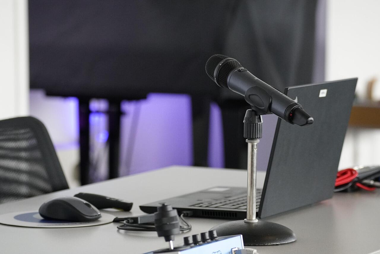 materil complet avec micro ordinateur et souris poses sur une table