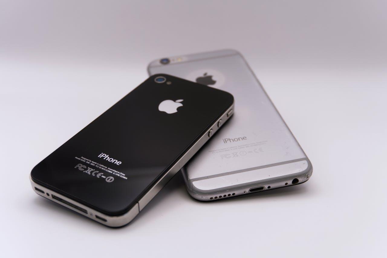 deux iphones poses l un sur l autre